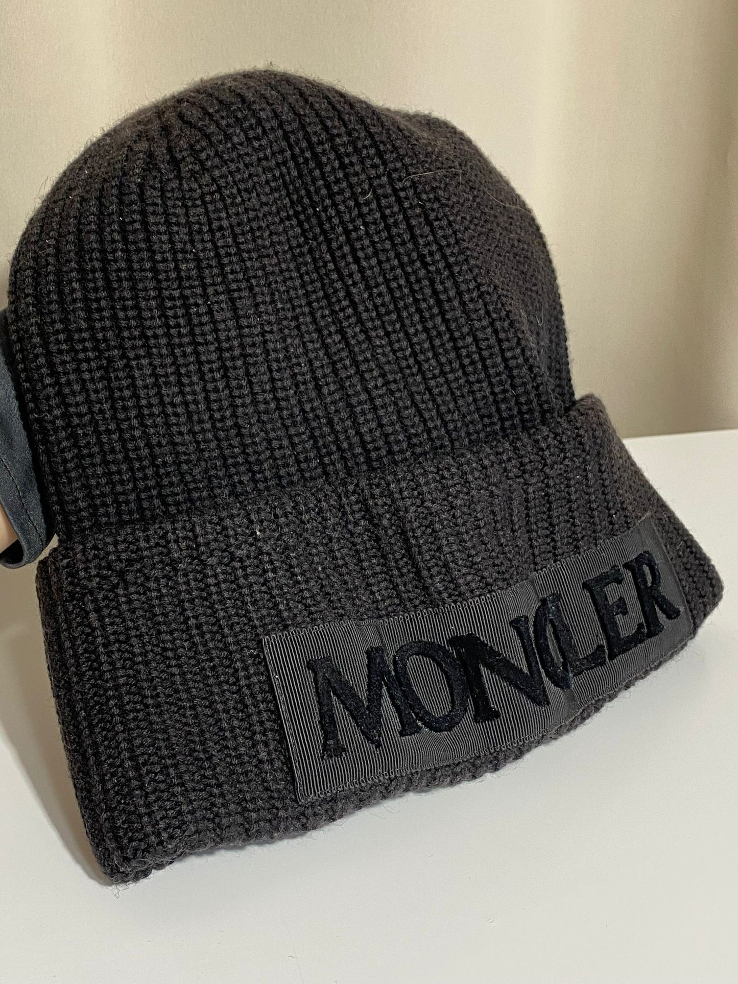 Bonnet Moncler Noir Logo Brodé – Maille Épaisse