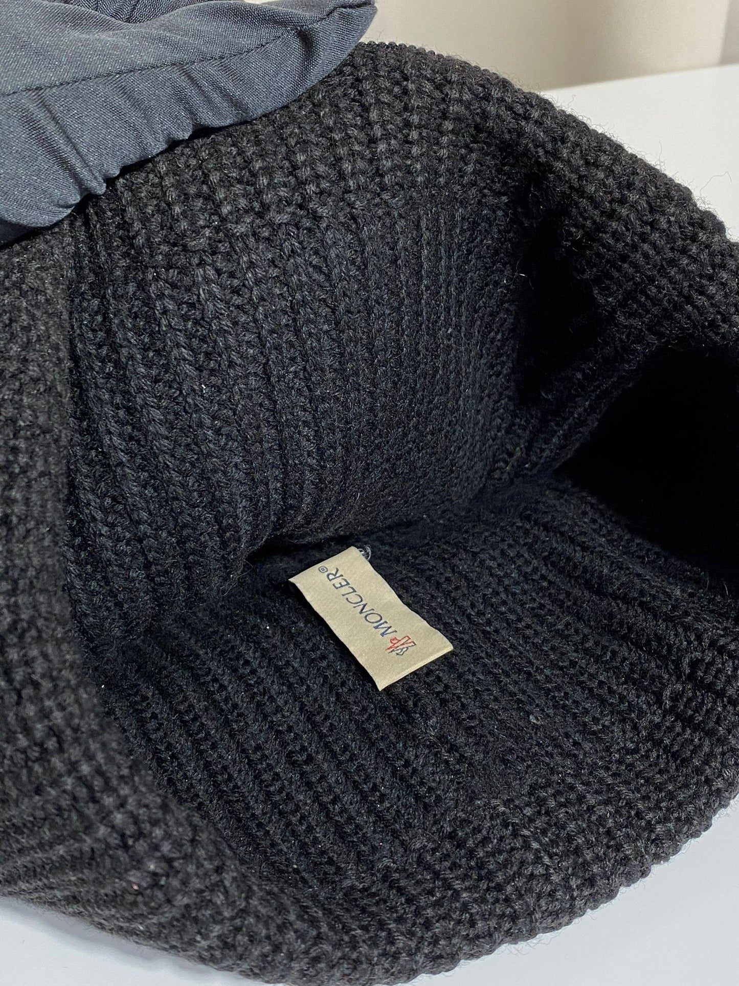 Bonnet Moncler Noir Logo Brodé – Maille Épaisse