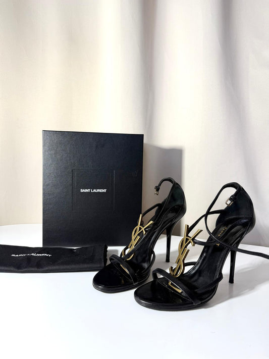 Escarpins Yves Saint Laurent Cassandra noirs en cuir vernis posés sur leur boîte, taille 37