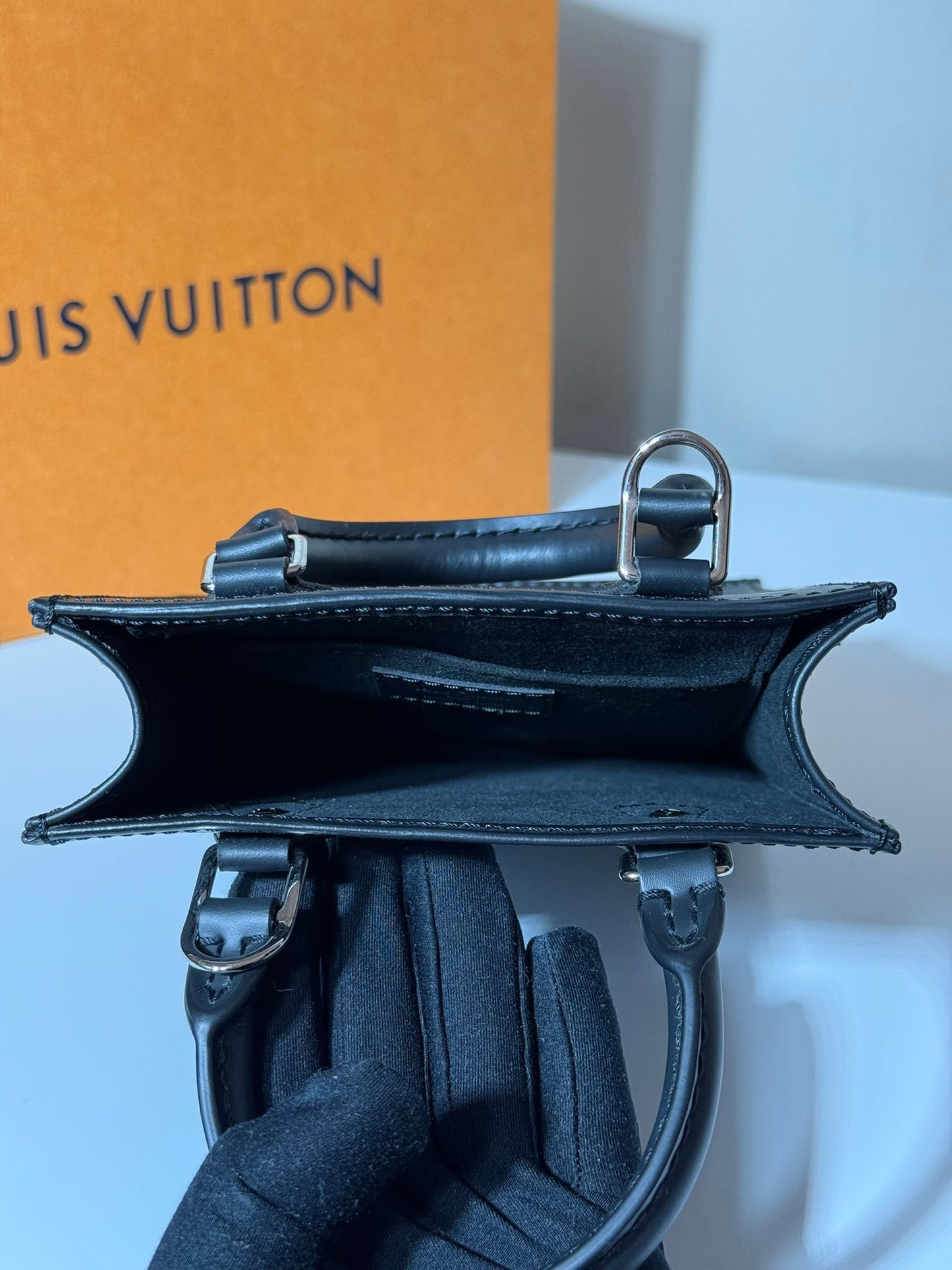 Petit Sac Plat Louis Vuitton – Cuir Épi Noir