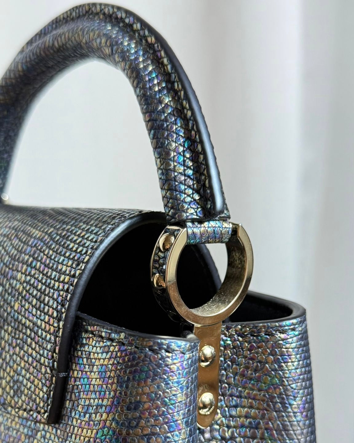 Louis Vuitton Capucines BB en cuir de lézard Black Pétrol – Série limitée, neuf, full set avec boîte et bandoulière – Héritage du Luxe