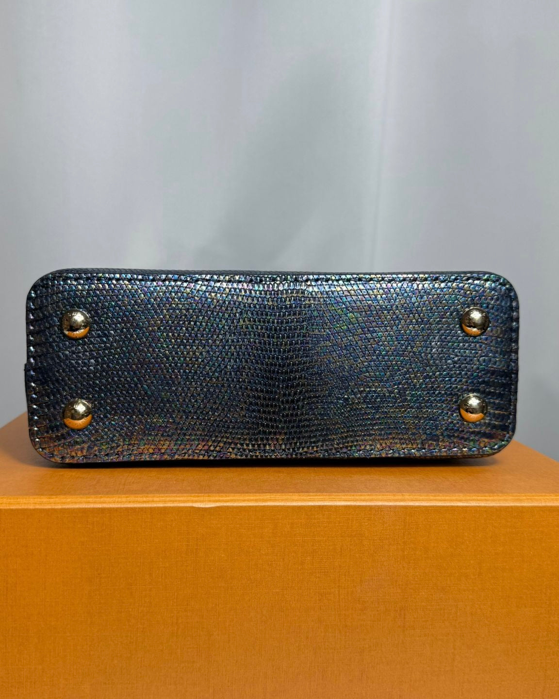 Louis Vuitton Capucines BB en cuir de lézard Black Pétrol – Série limitée, neuf, full set avec boîte et bandoulière – Héritage du Luxe