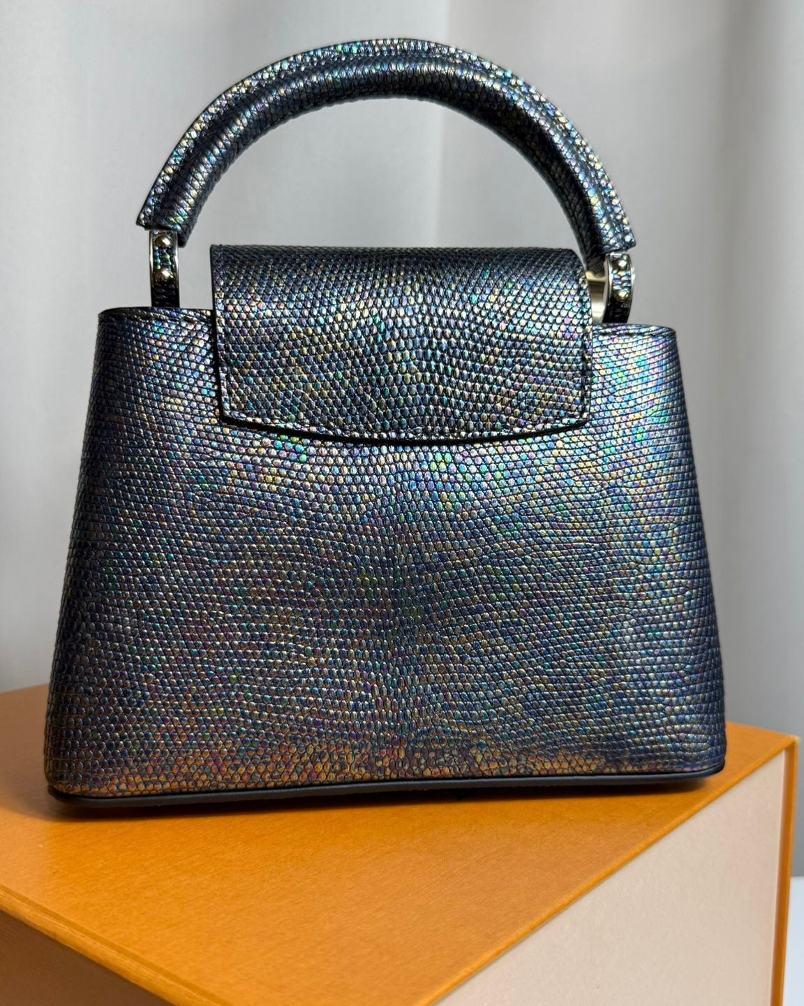 Louis Vuitton Capucines BB en cuir de lézard Black Pétrol – Série limitée, neuf, full set avec boîte et bandoulière – Héritage du Luxe