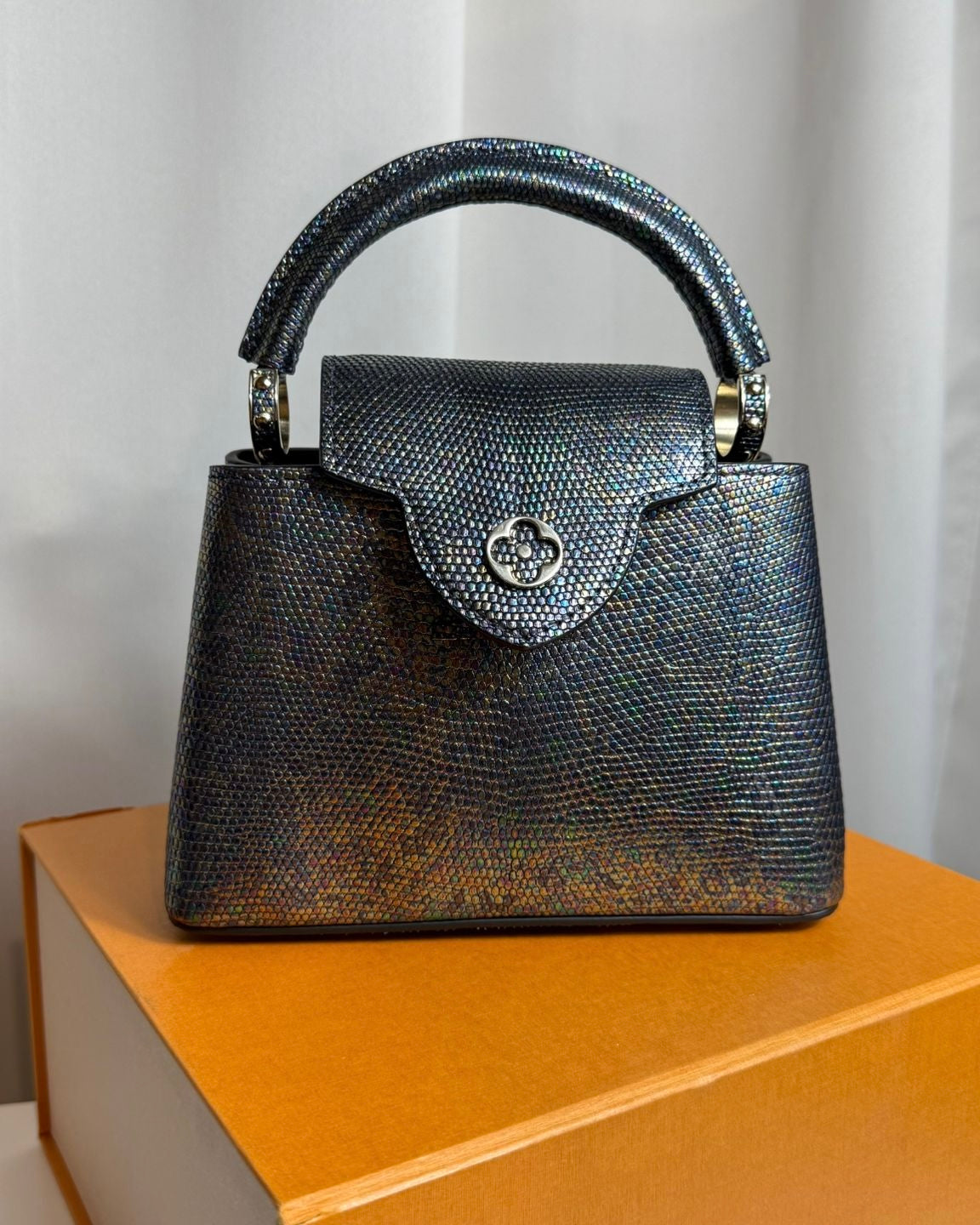 Louis Vuitton Capucines BB en cuir de lézard Black Pétrol – Série limitée, neuf, full set avec boîte et bandoulière – Héritage du Luxe
