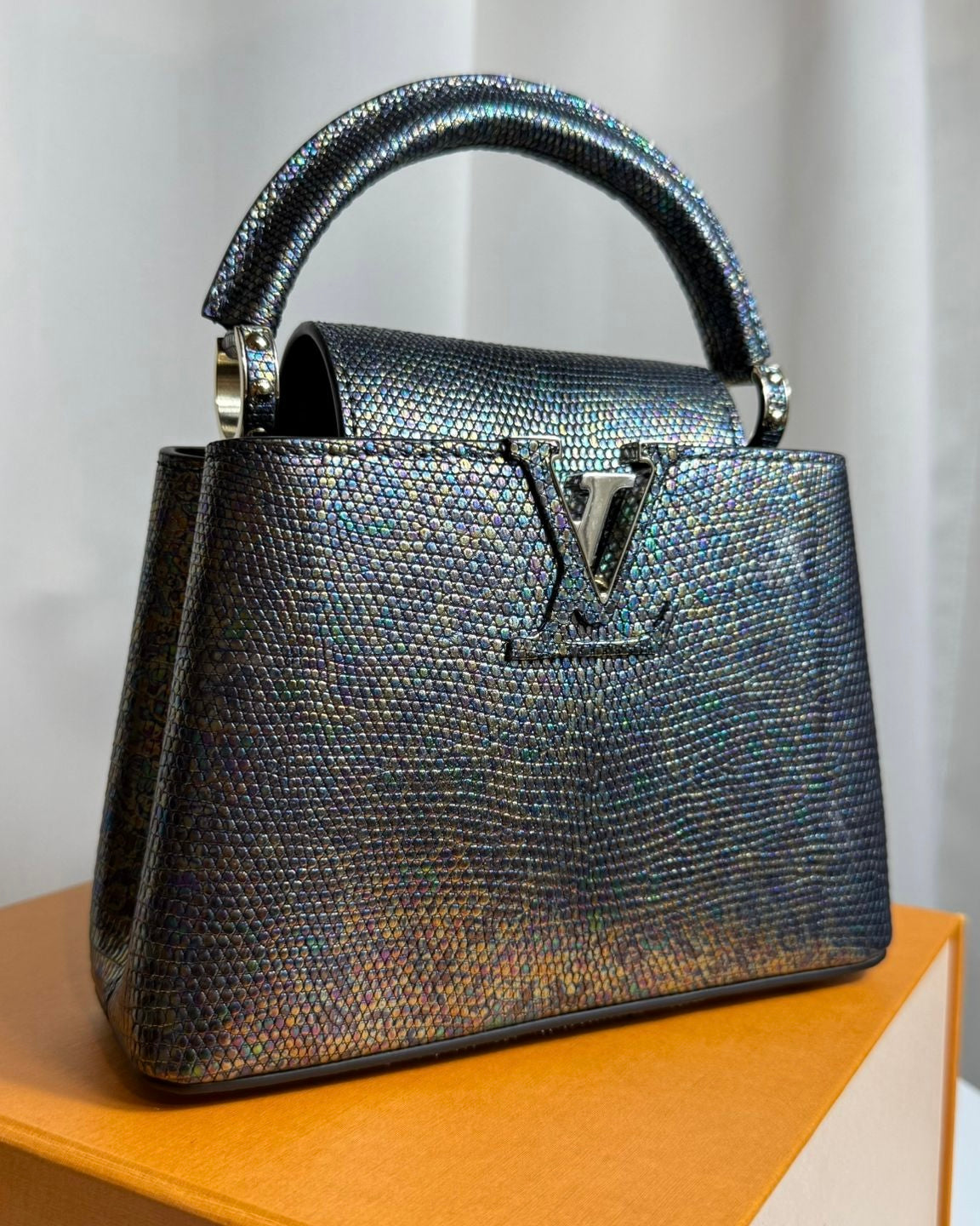 Louis Vuitton Capucines BB en cuir de lézard Black Pétrol – Série limitée, neuf, full set avec boîte et bandoulière – Héritage du Luxe