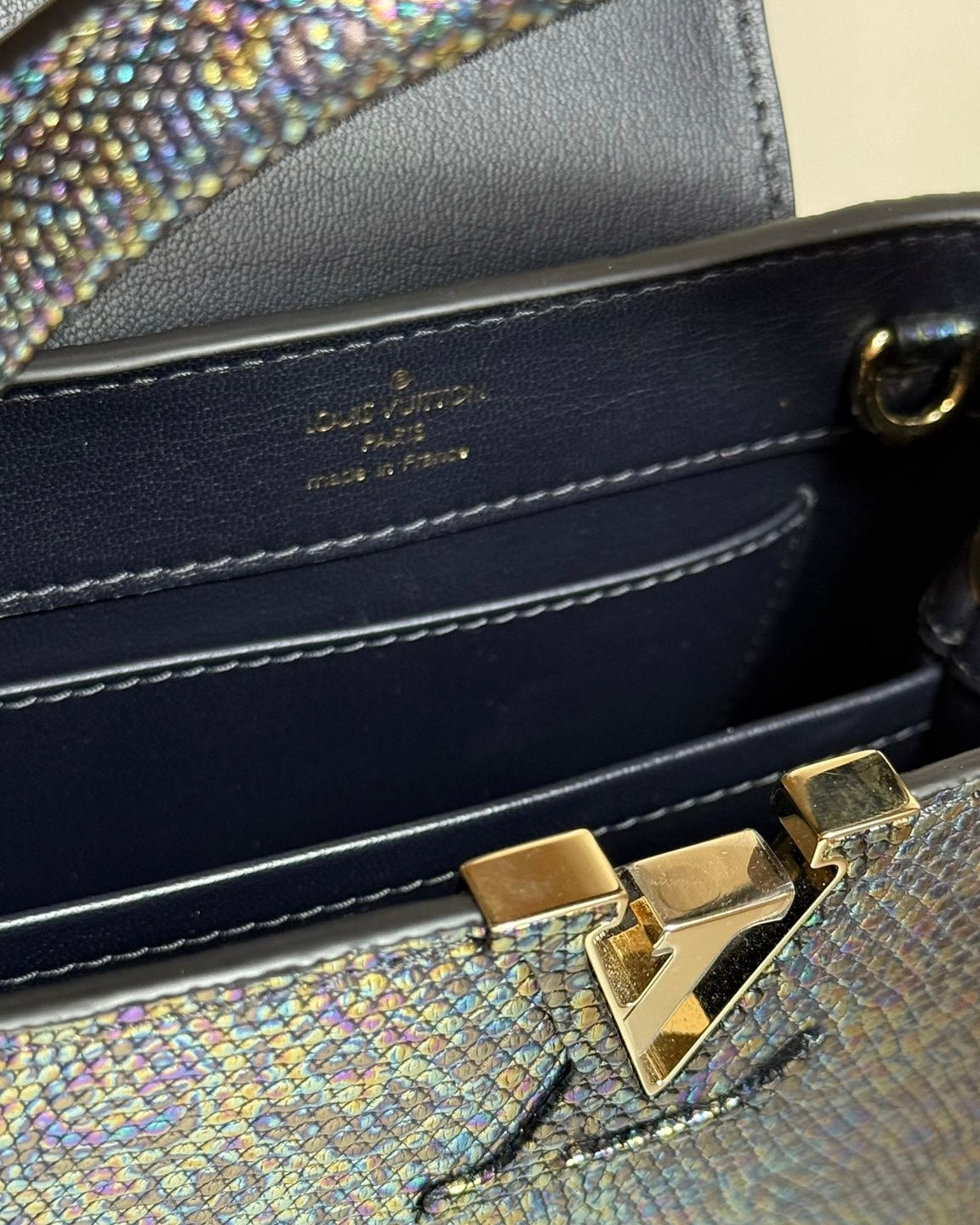 Louis Vuitton Capucines BB en cuir de lézard Black Pétrol – Série limitée, neuf, full set avec boîte et bandoulière – Héritage du Luxe