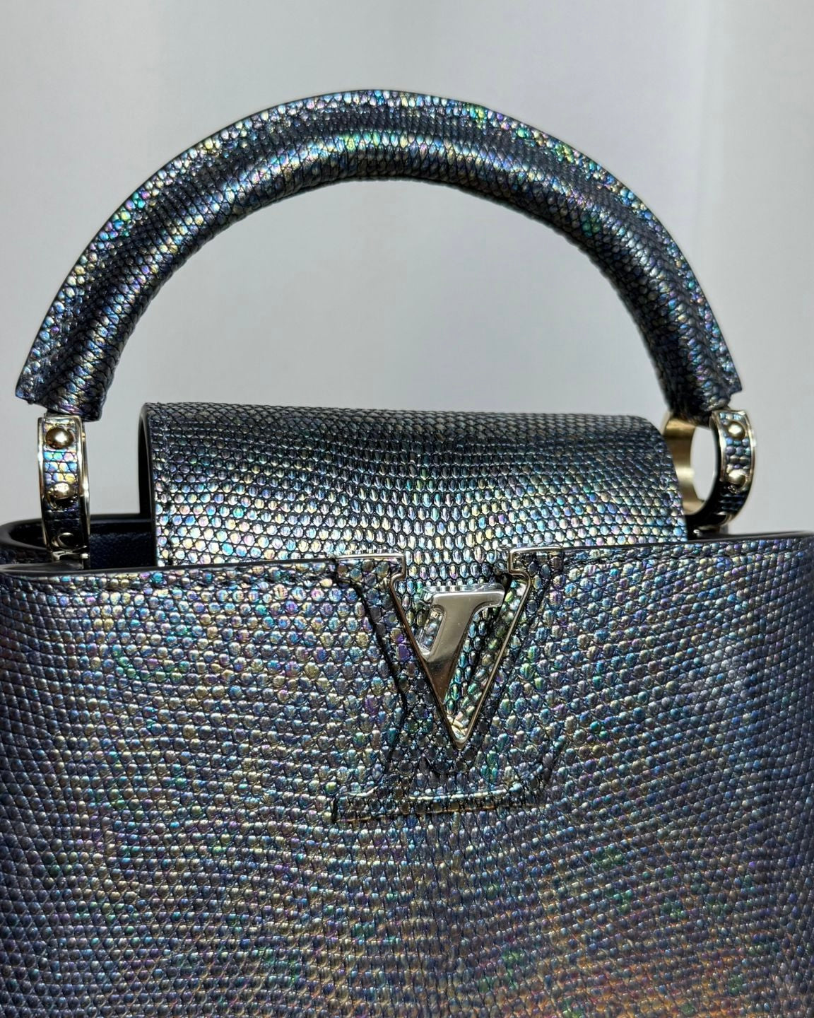 Louis Vuitton Capucines BB en cuir de lézard Black Pétrol – Série limitée, neuf, full set avec boîte et bandoulière – Héritage du Luxe