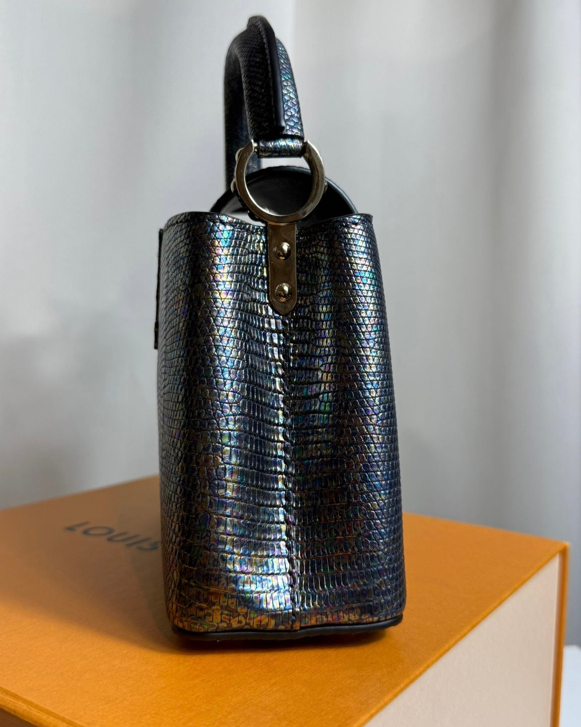Louis Vuitton Capucines BB en cuir de lézard Black Pétrol – Série limitée, neuf, full set avec boîte et bandoulière – Héritage du Luxe