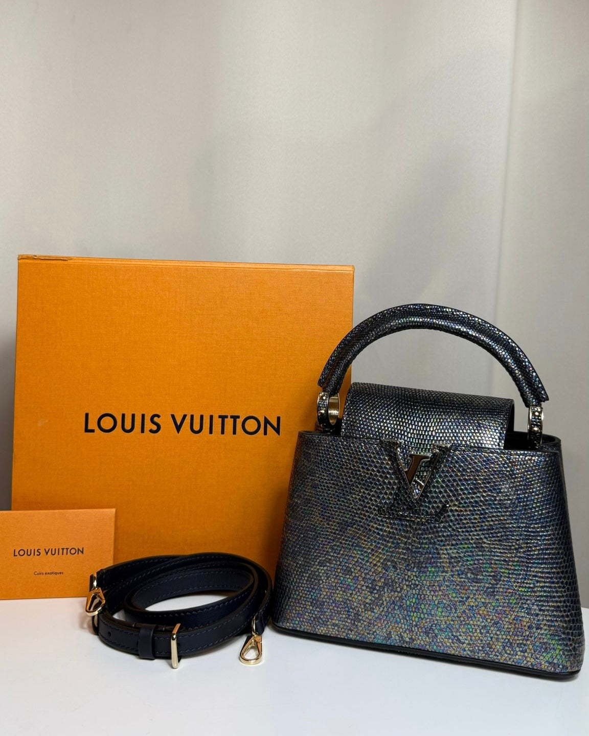 Louis Vuitton Capucines BB en cuir de lézard Black Pétrol – Série limitée, neuf, full set avec boîte et bandoulière – Héritage du Luxe