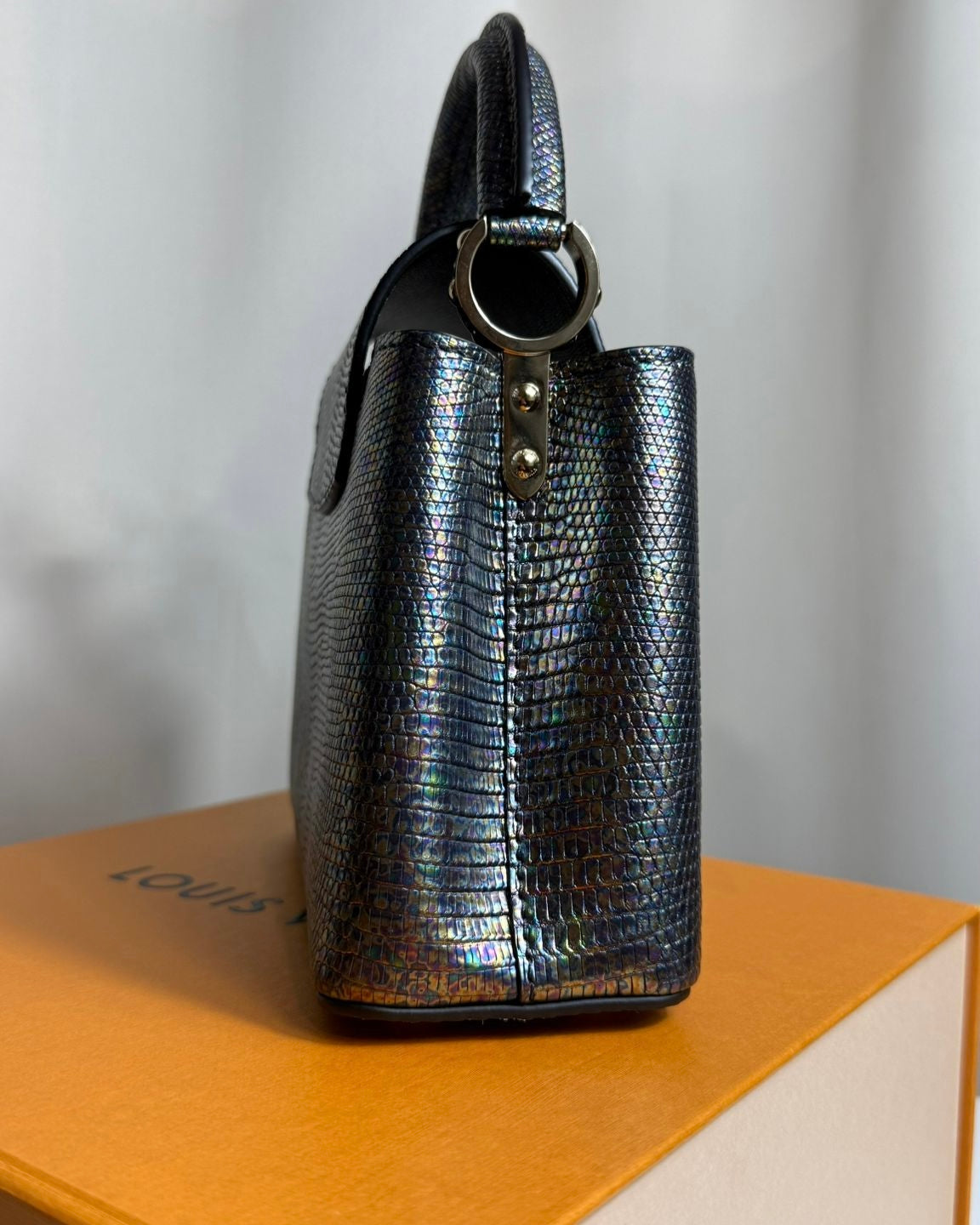 Louis Vuitton Capucines BB en cuir de lézard Black Pétrol – Série limitée, neuf, full set avec boîte et bandoulière – Héritage du Luxe
