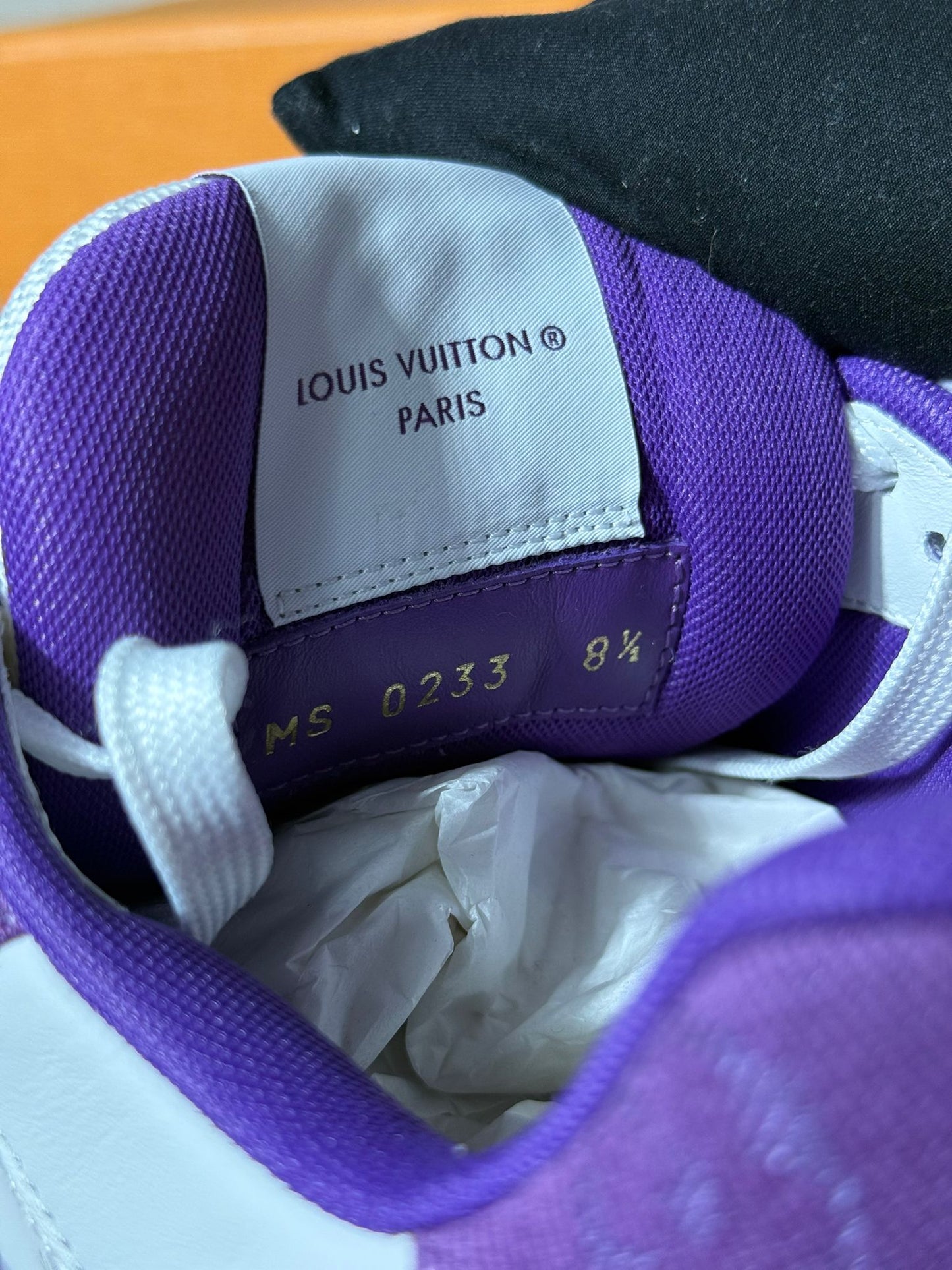 Sneakers Louis Vuitton LV Trainer Monogram Strap White & Purple Édition Saint-Tropez – Neuve, full set, taille 42, cuir grainé et toile monogram.