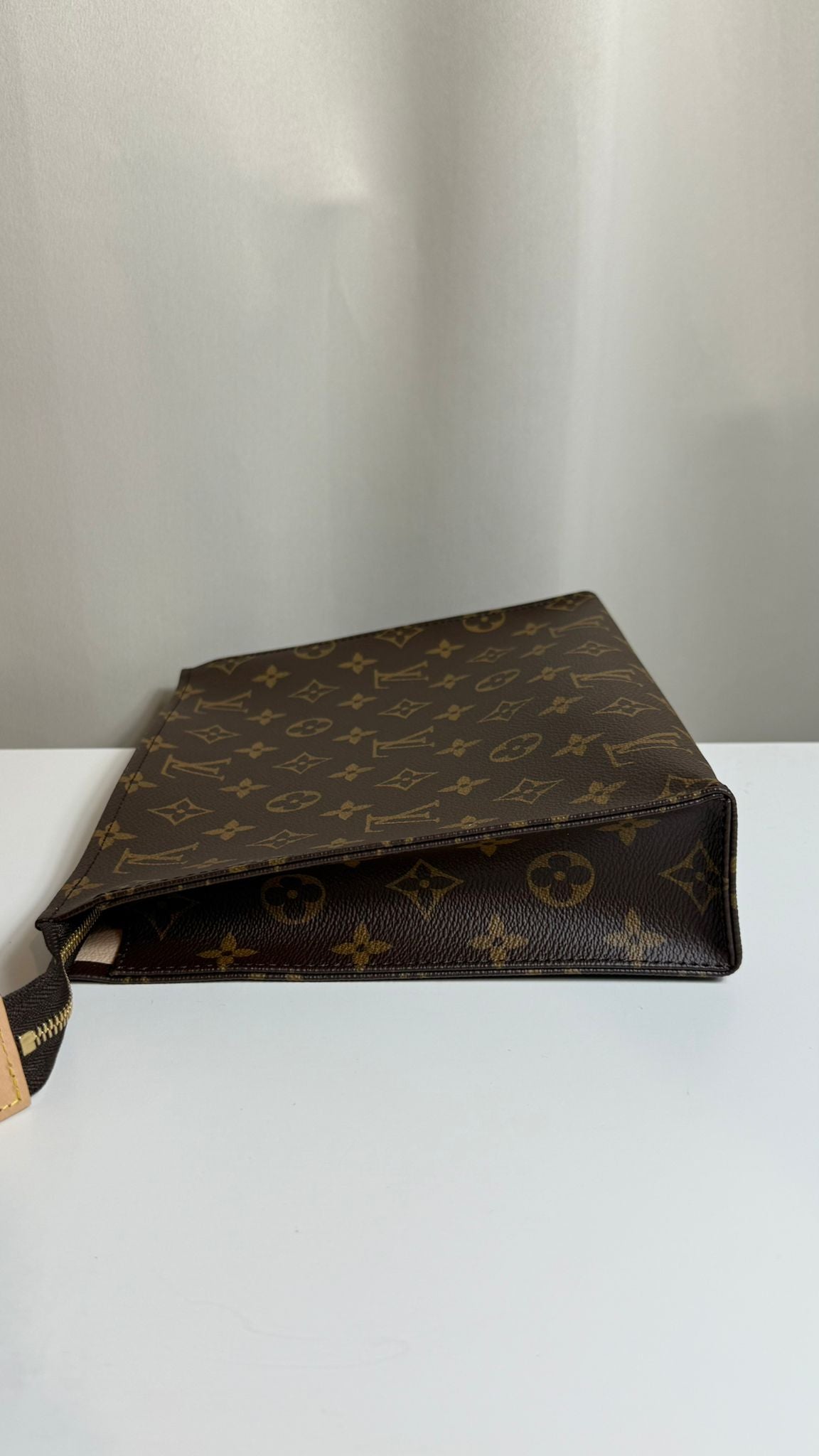 Louis Vuitton Pochette Toilette 26 Monogram – Excellent état d’occasion, toile enduite, cuir lavable, full set – Héritage du Luxe.