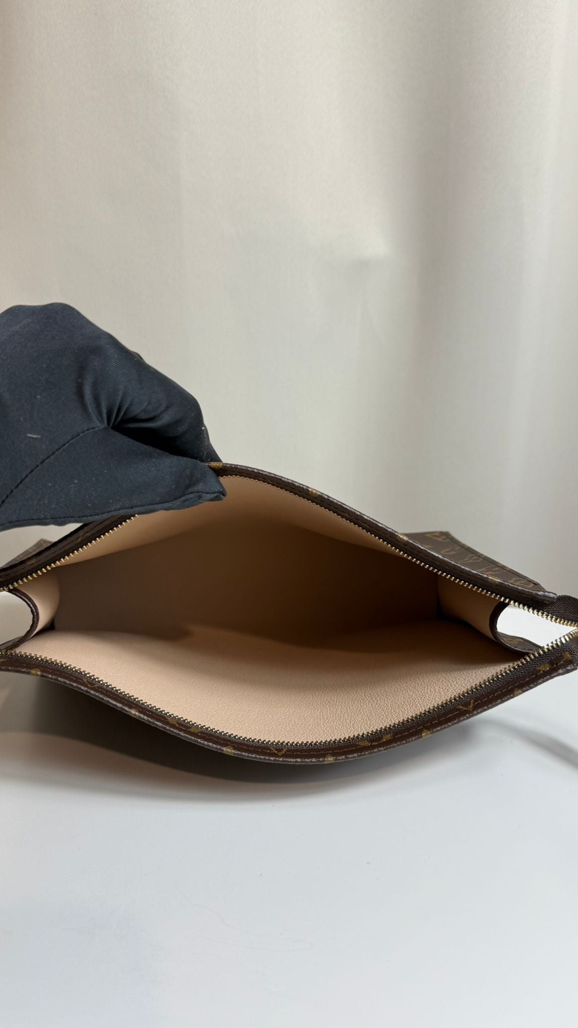 Louis Vuitton Pochette Toilette 26 Monogram – Excellent état d’occasion, toile enduite, cuir lavable, full set – Héritage du Luxe.