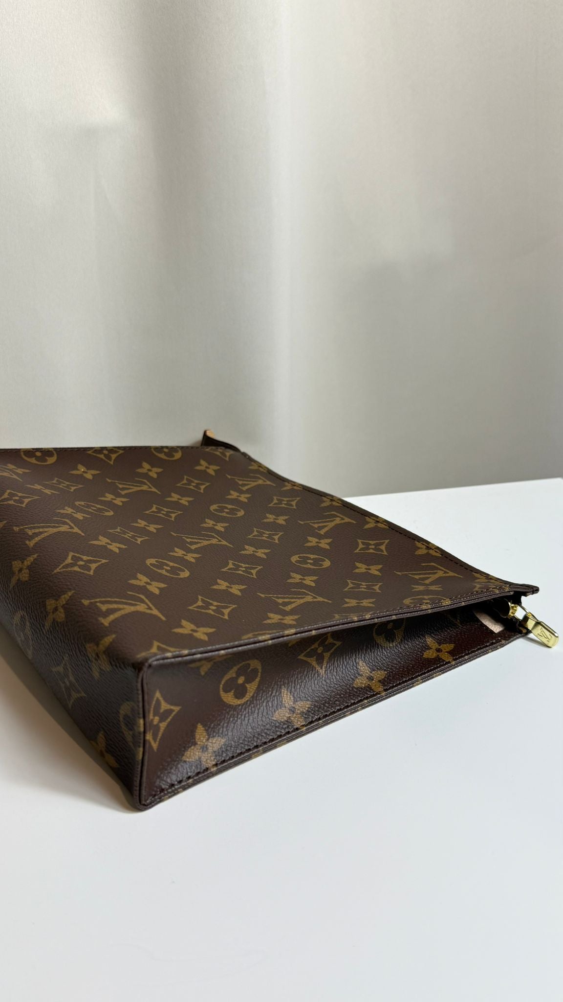 Louis Vuitton Pochette Toilette 26 Monogram – Excellent état d’occasion, toile enduite, cuir lavable, full set – Héritage du Luxe.