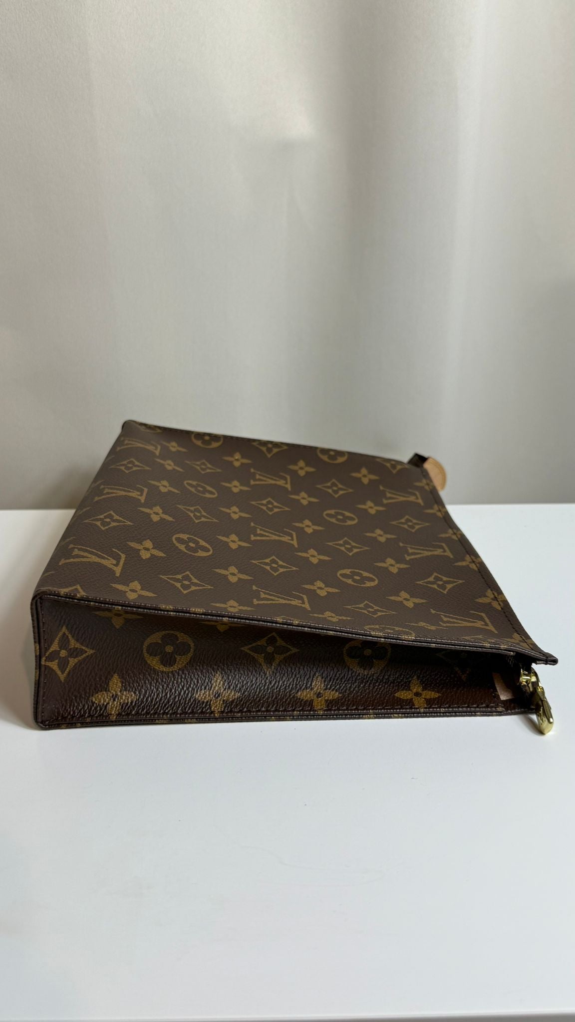 Louis Vuitton Pochette Toilette 26 Monogram – Excellent état d’occasion, toile enduite, cuir lavable, full set – Héritage du Luxe.