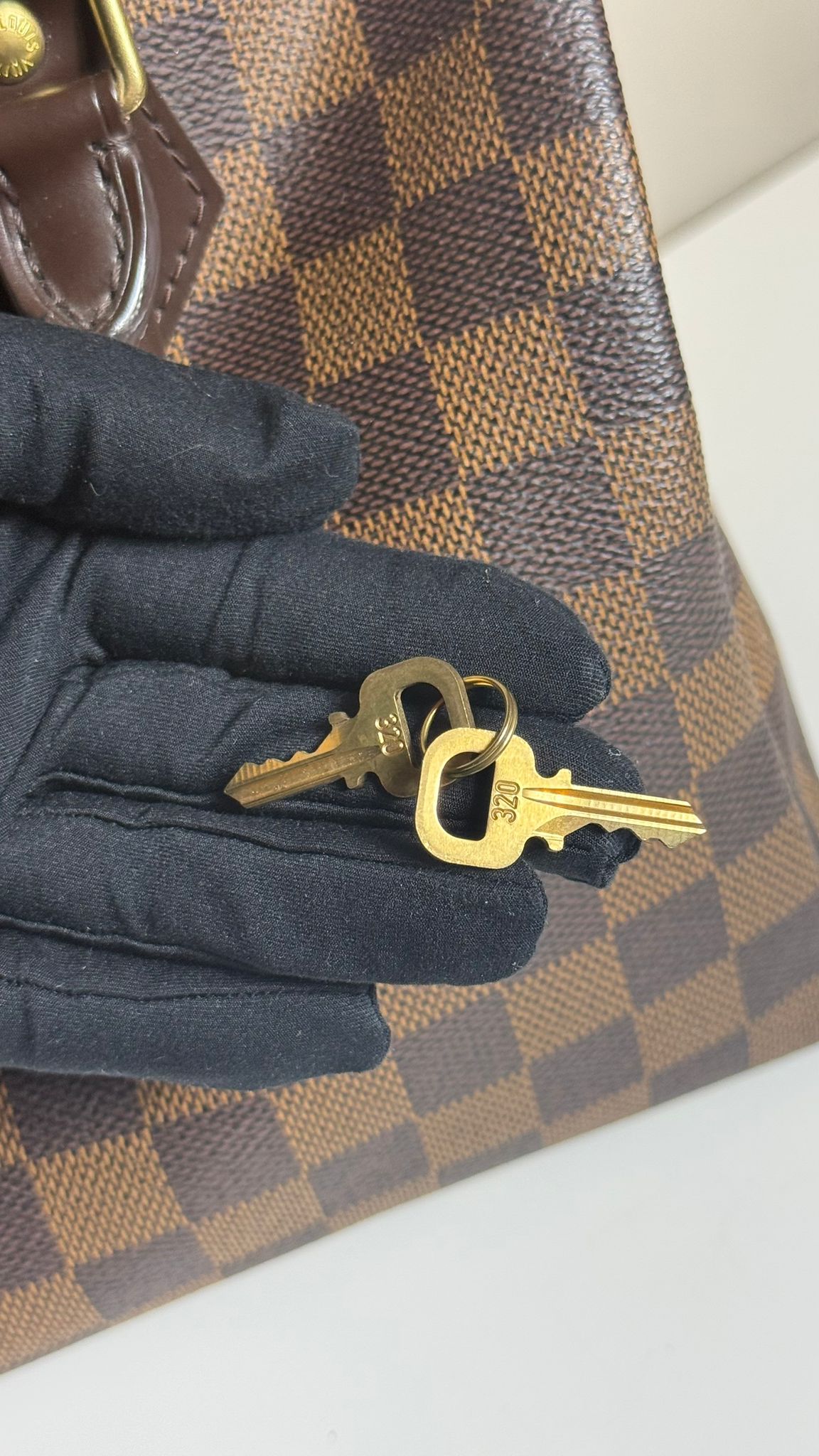 Louis Vuitton Speedy 25 Damier Ébène – sac vintage d’occasion en parfait état, cuir marron et toile Damier, cadenas et clés – Héritage du Luxe.