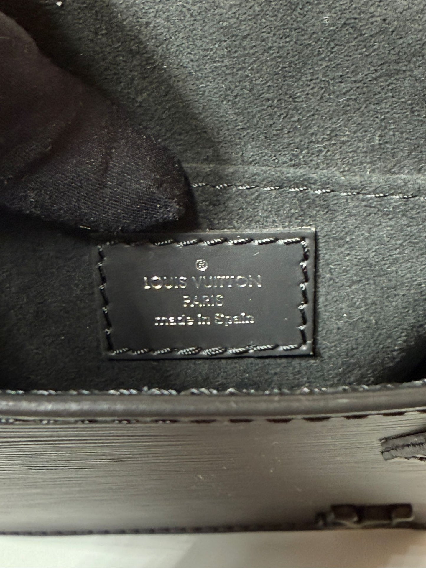 Petit Sac Plat Louis Vuitton – Cuir Épi Noir