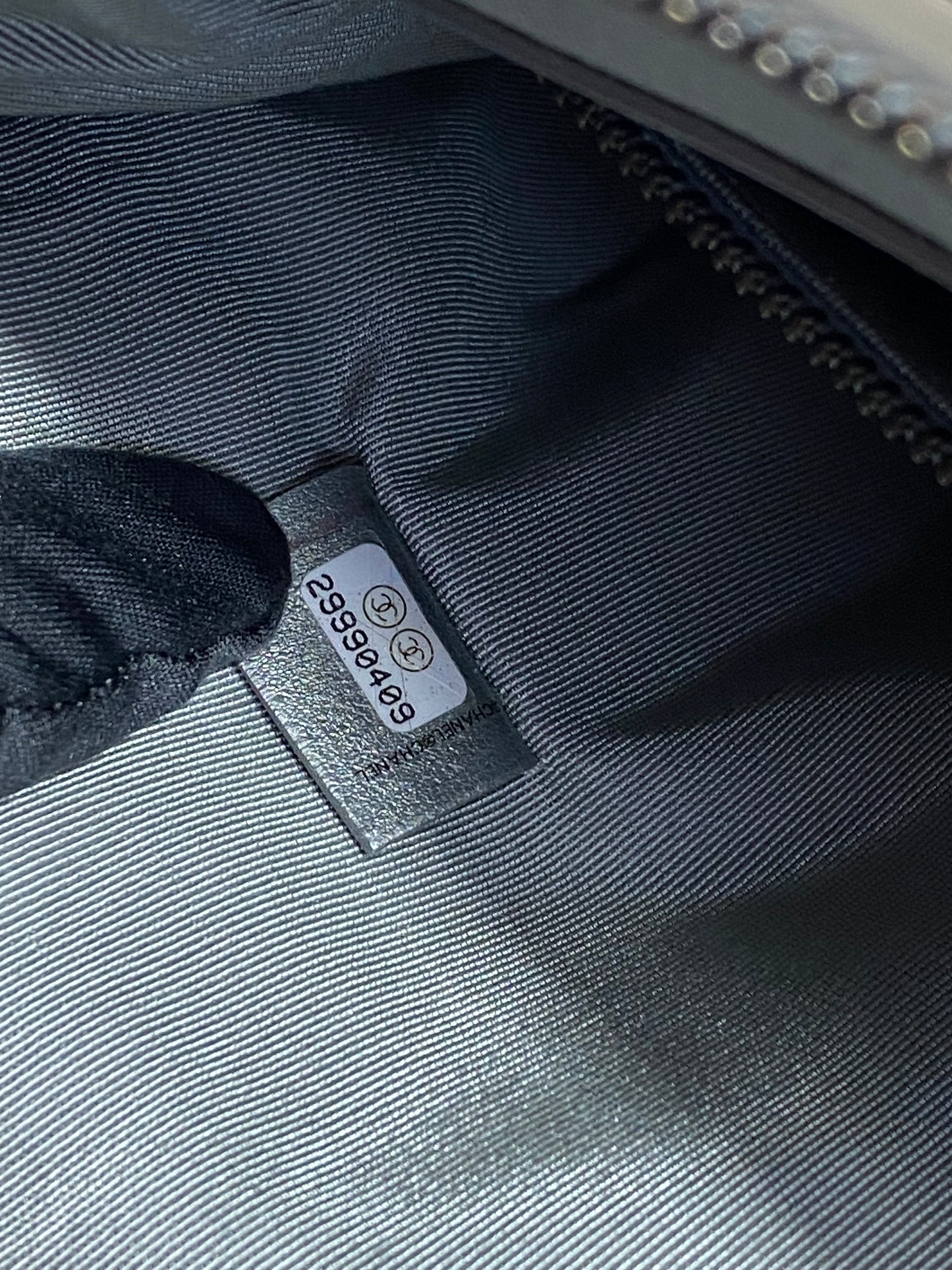 Pochette Chanel O Case Clutch en cuir de veau argent métallisé avec logo chaîne dorée et ruthénium – Très bon état d’occasion – Héritage du Luxe