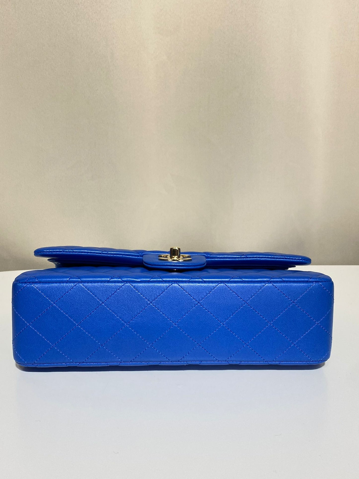 Sac Chanel Timeless Classic Flap Medium bleu électrique en cuir d’agneau, neuf et authentique – Héritage du Luxe