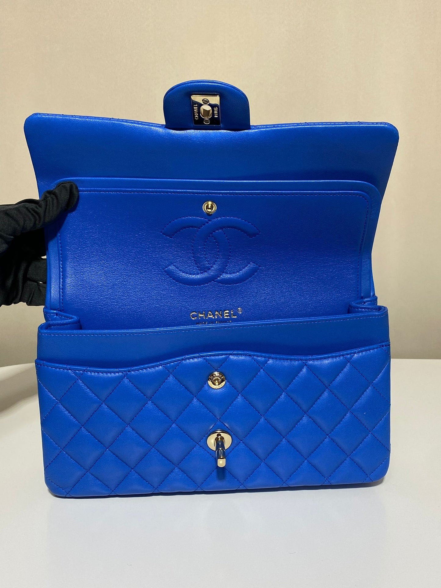 Sac Chanel Timeless Classic Flap Medium bleu électrique en cuir d’agneau, neuf et authentique – Héritage du Luxe