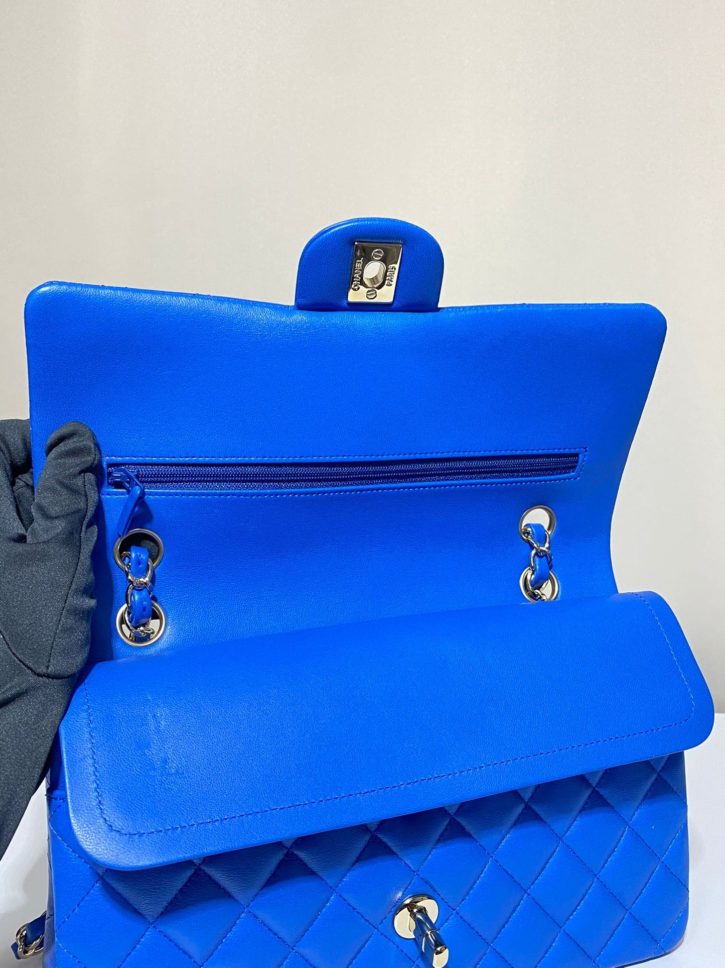 Sac Chanel Timeless Classic Flap Medium bleu électrique en cuir d’agneau, neuf et authentique – Héritage du Luxe