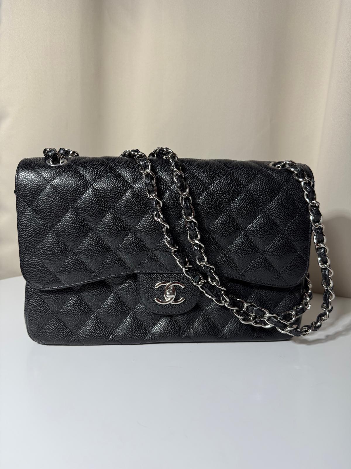 Sac Chanel Timeless Jumbo en cuir caviar noir, finition argentée, excellent état d’occasion – Héritage du Luxe