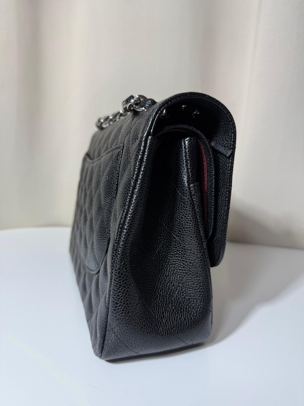Sac Chanel Timeless Jumbo en cuir caviar noir, finition argentée, excellent état d’occasion – Héritage du Luxe