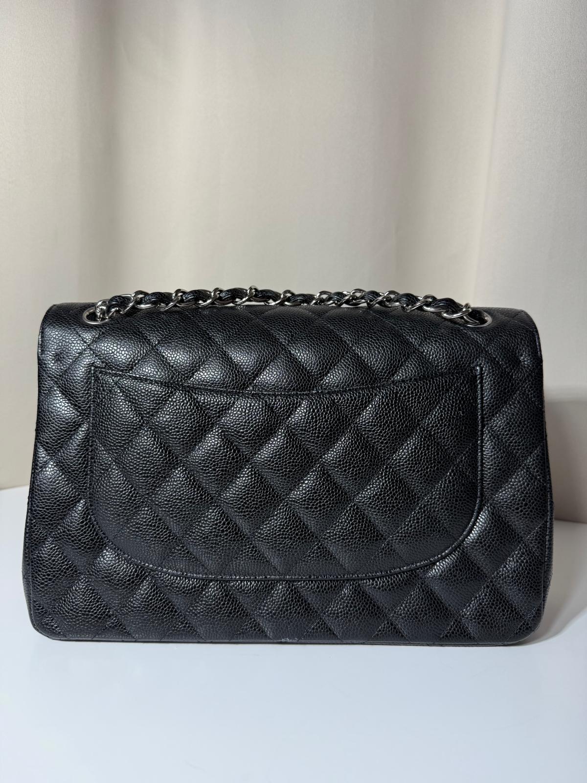 Sac Chanel Timeless Jumbo en cuir caviar noir, finition argentée, excellent état d’occasion – Héritage du Luxe