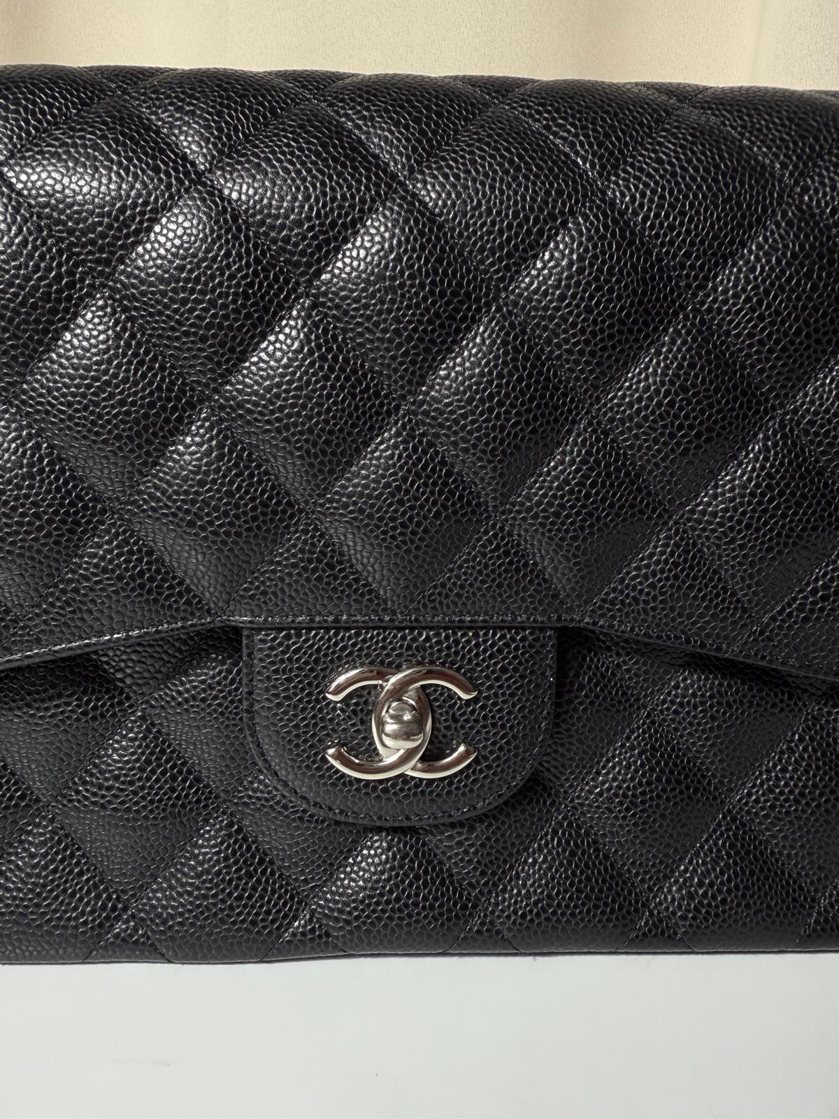 Sac Chanel Timeless Jumbo en cuir caviar noir, finition argentée, excellent état d’occasion – Héritage du Luxe