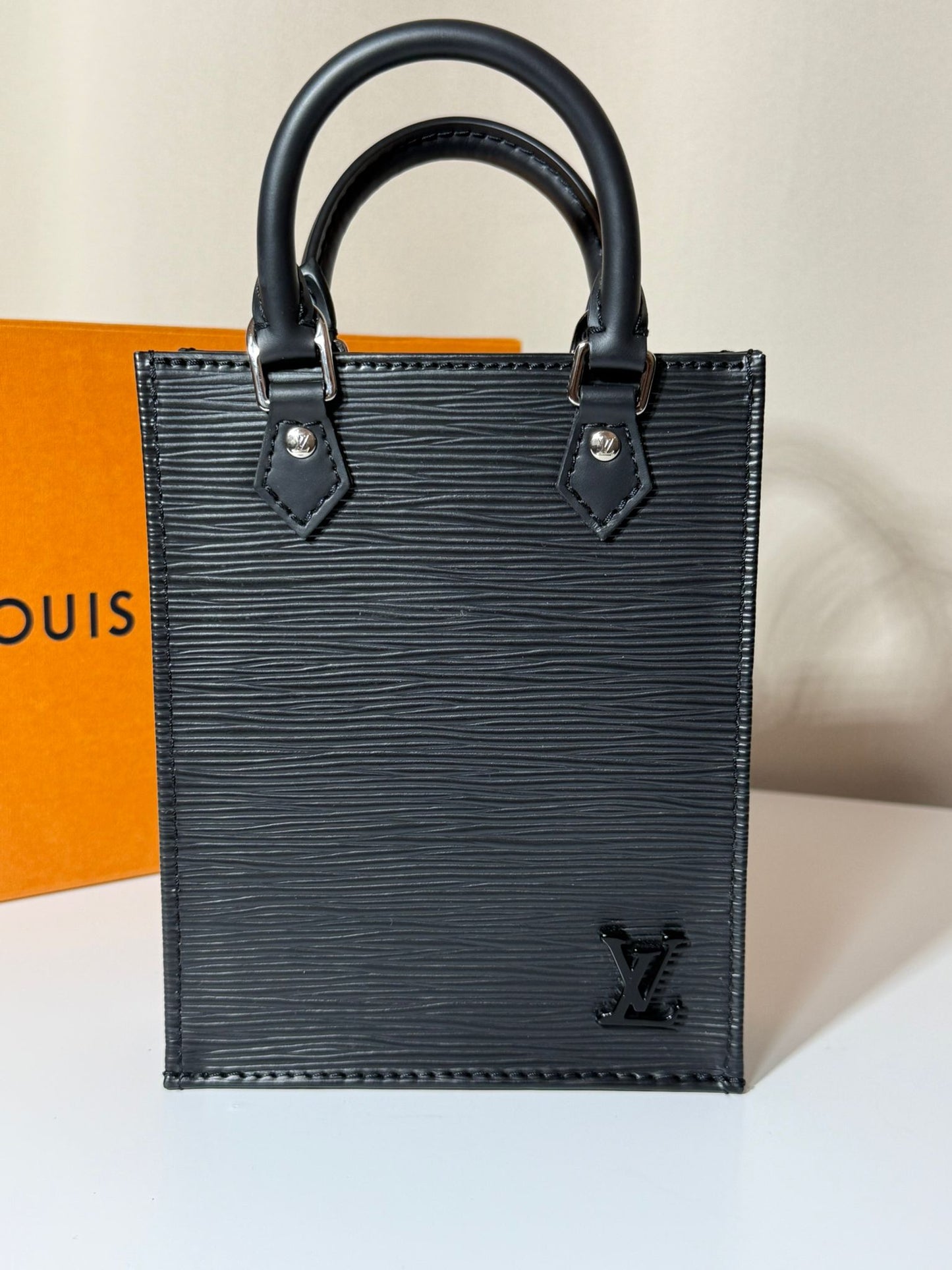 Petit Sac Plat Louis Vuitton – Cuir Épi Noir