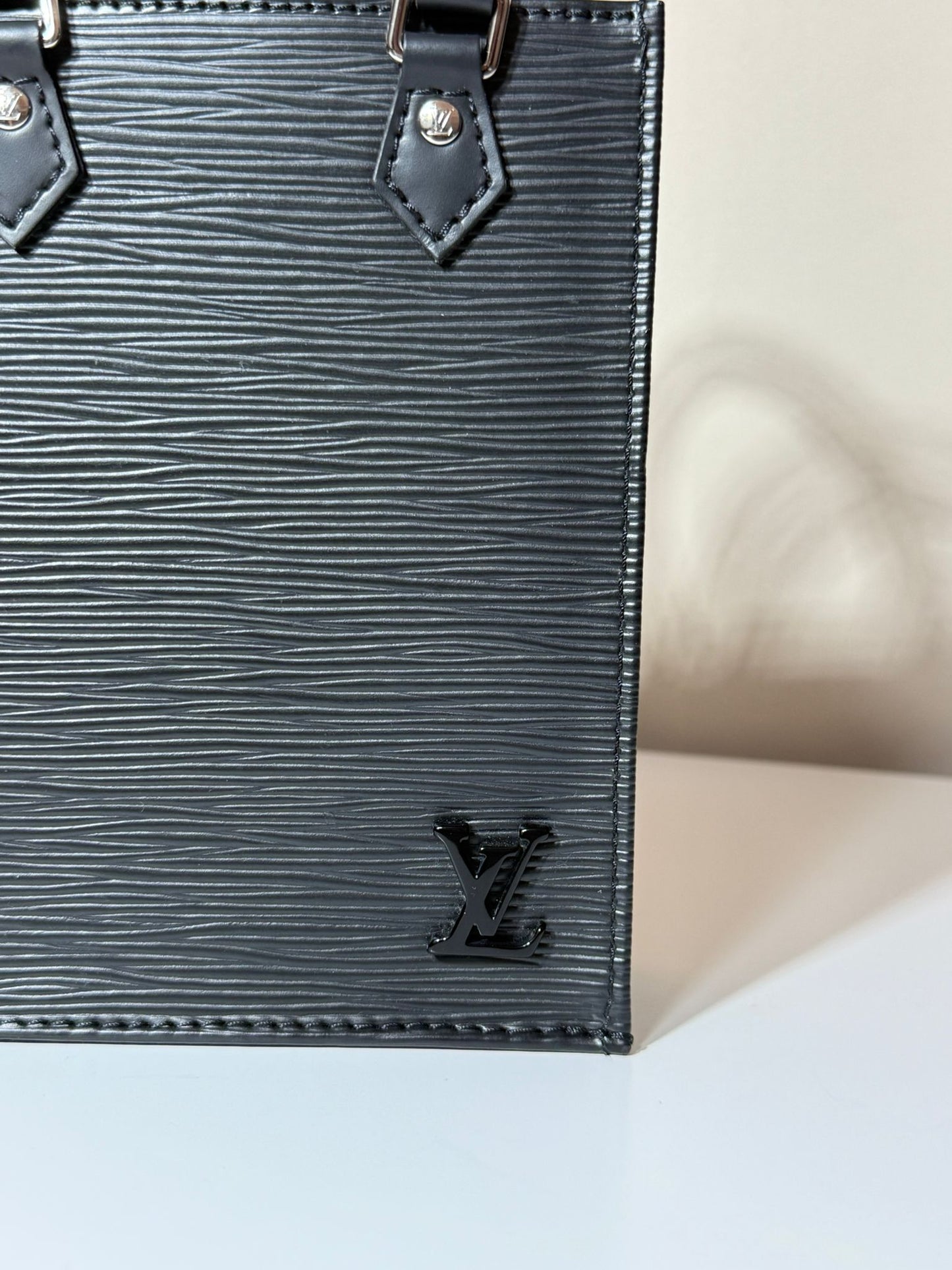 Petit Sac Plat Louis Vuitton – Cuir Épi Noir