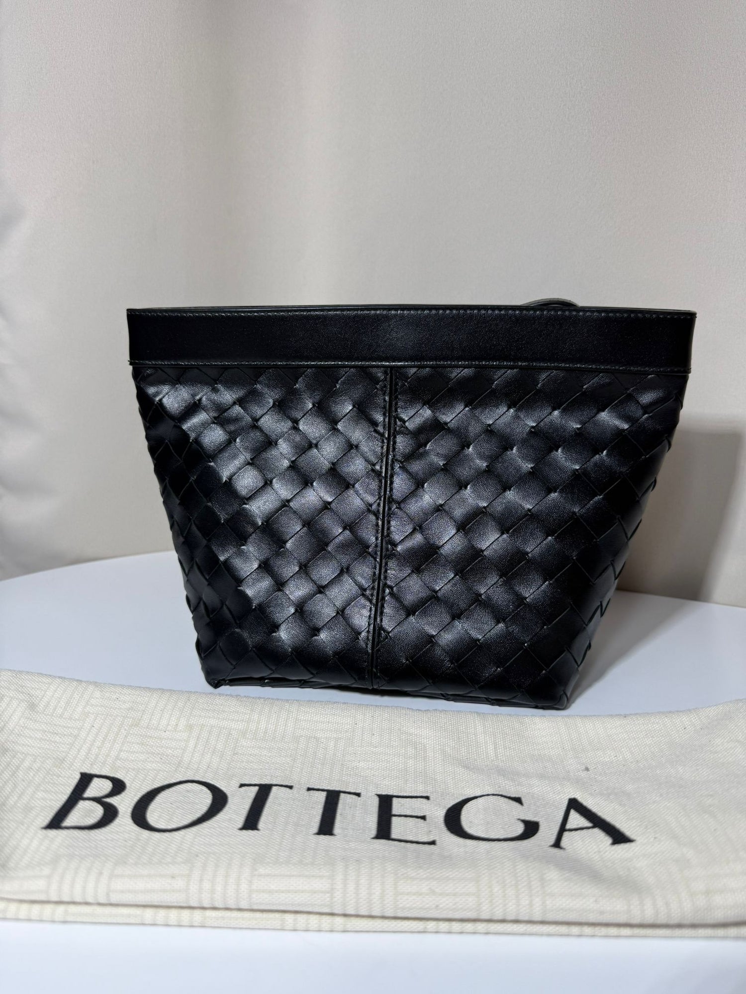 Pochette Bottega Veneta Flip Flap moyen format cuir tressé noir avec dustbag
