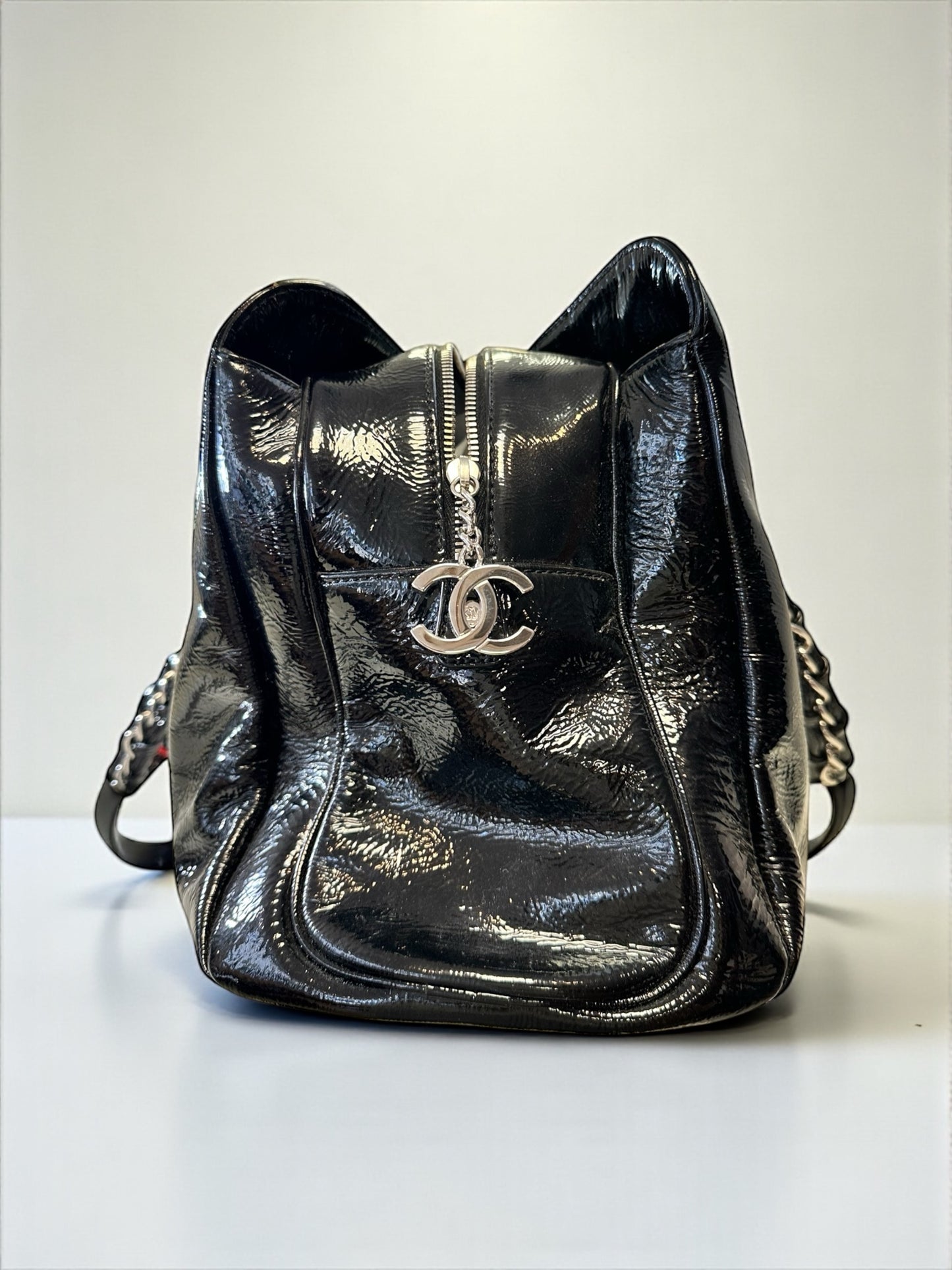 Sac Chanel Ligne Luxe Tote noir en cuir vernis – vue de face – Héritage du Luxe