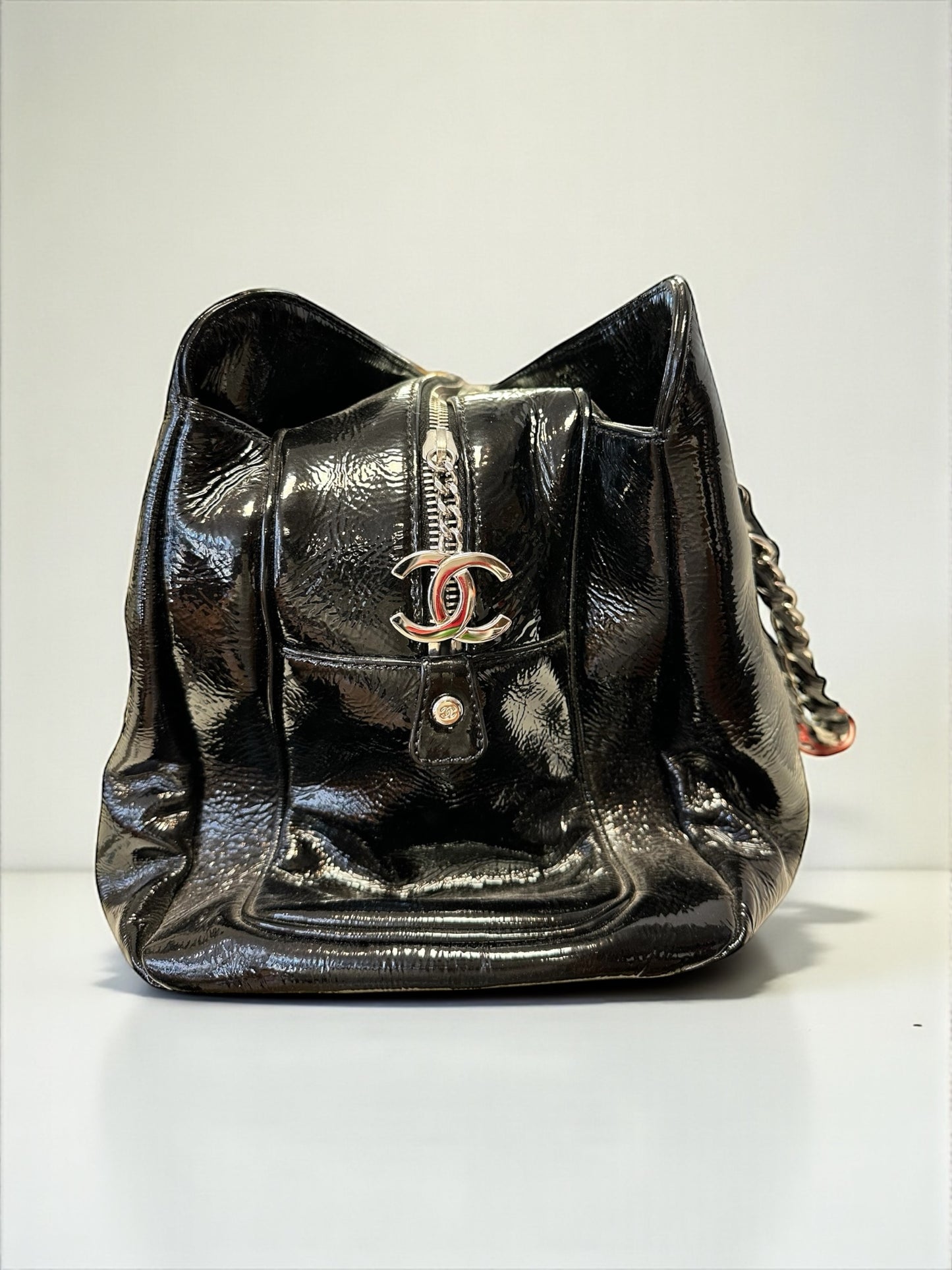 Sac Chanel Ligne Luxe Tote noir en cuir vernis – vue de face – Héritage du Luxe