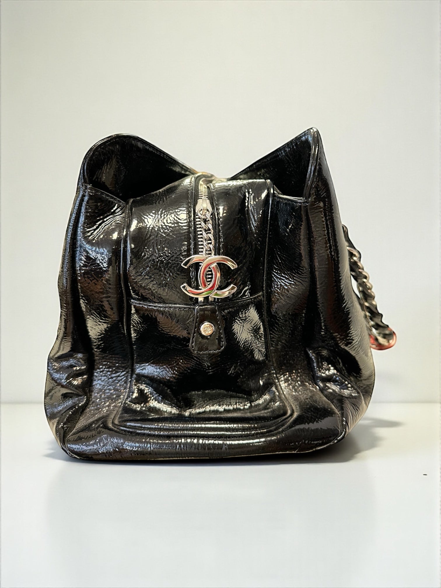 Sac Chanel Ligne Luxe Tote noir en cuir vernis – vue de face – Héritage du Luxe