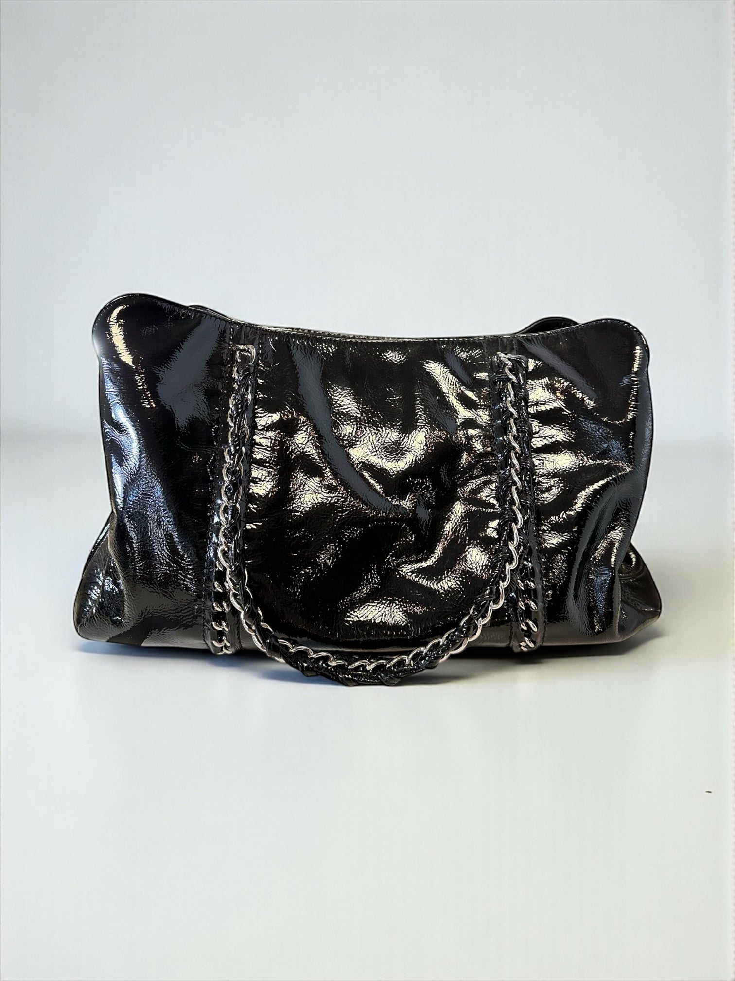 Sac Chanel Ligne Luxe Tote noir en cuir vernis – vue de face – Héritage du Luxe