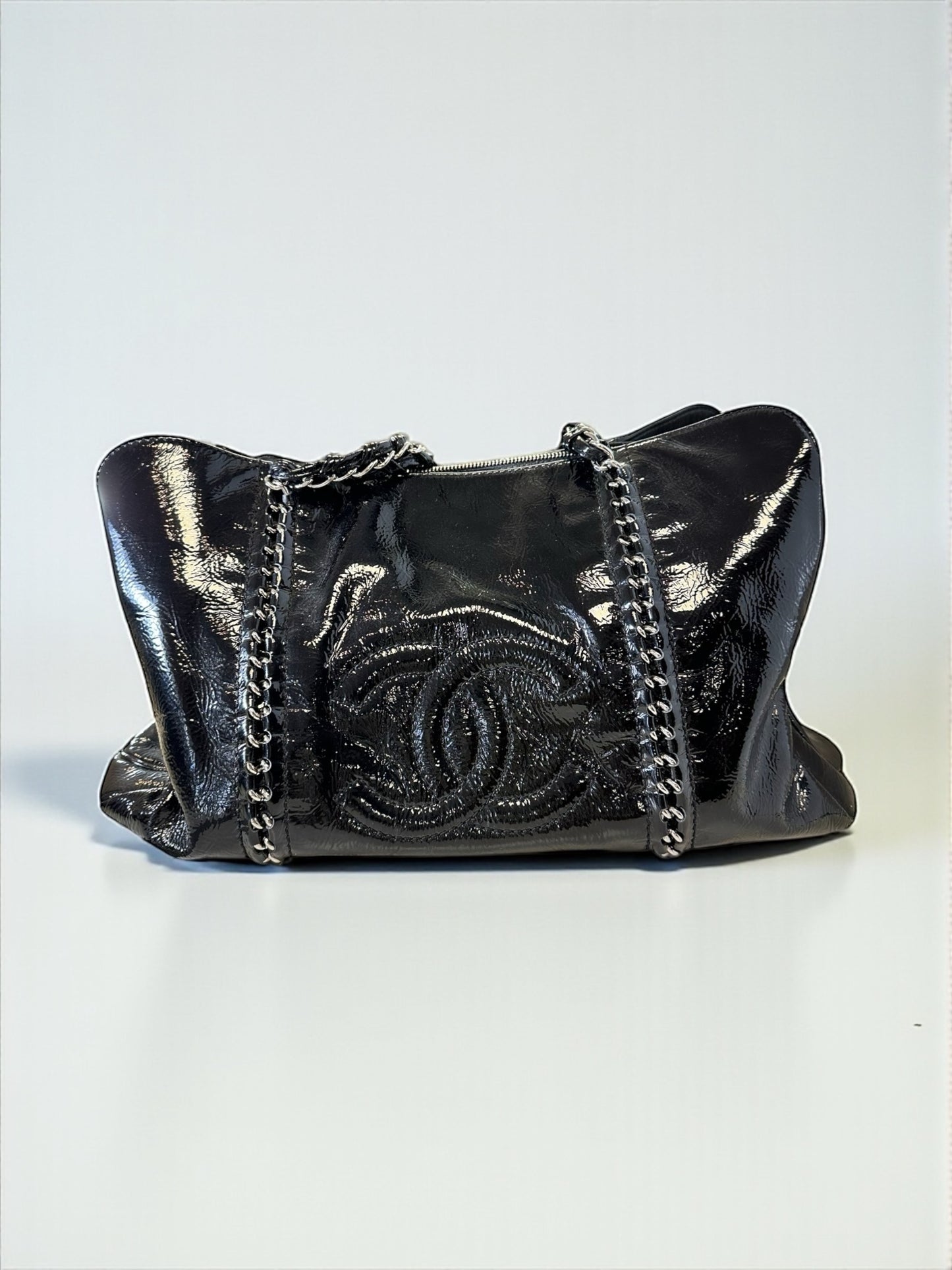 Sac Chanel Ligne Luxe Tote noir en cuir vernis – vue de face – Héritage du Luxe