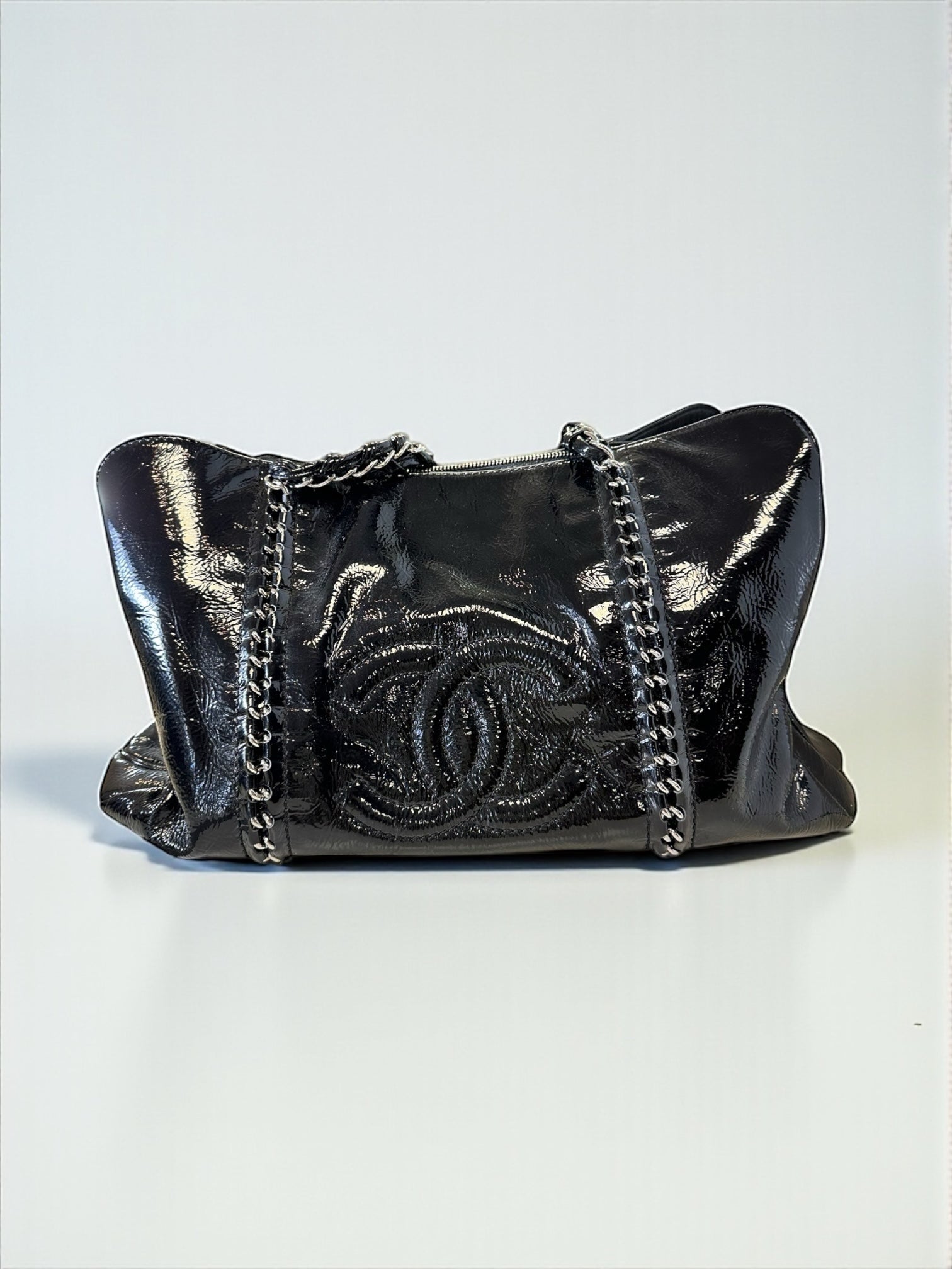 Sac Chanel Ligne Luxe Tote noir en cuir vernis – vue de face – Héritage du Luxe
