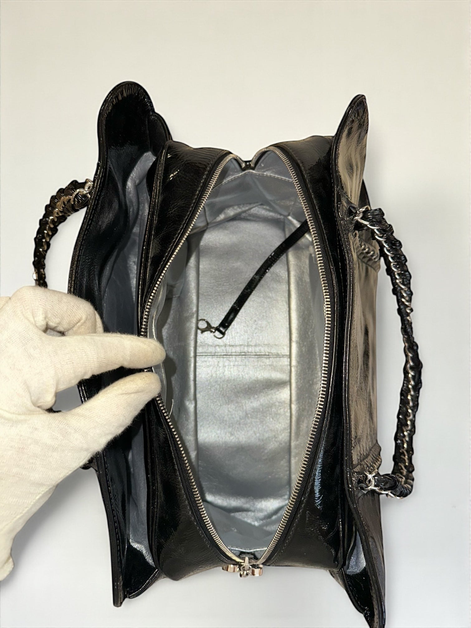 Sac Chanel Ligne Luxe Tote noir en cuir vernis – vue de face – Héritage du Luxe