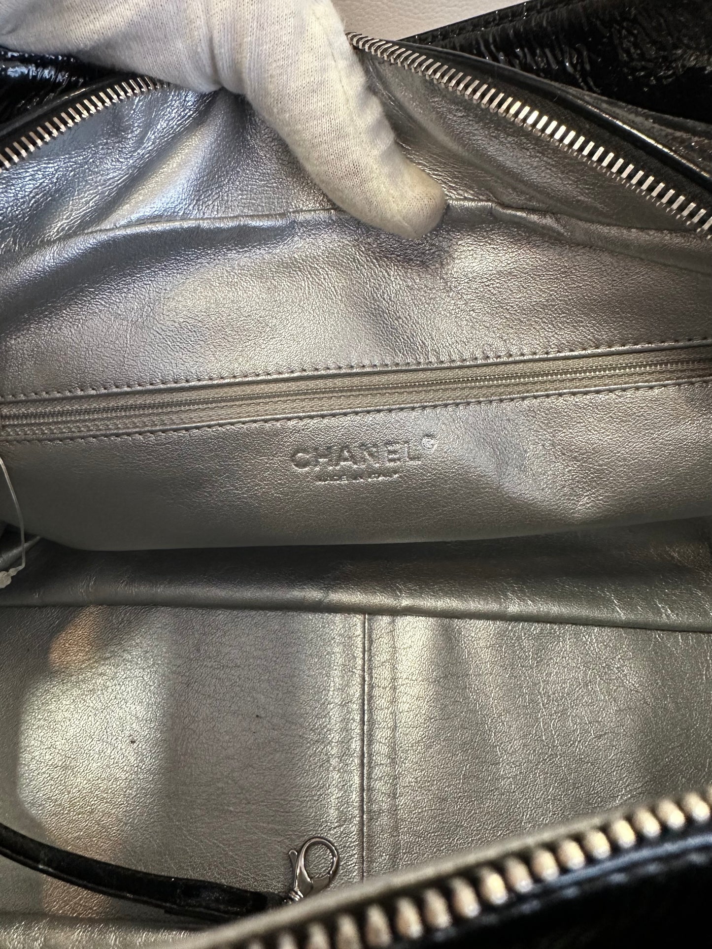 Sac Chanel Ligne Luxe Tote noir en cuir vernis – vue de face – Héritage du Luxe