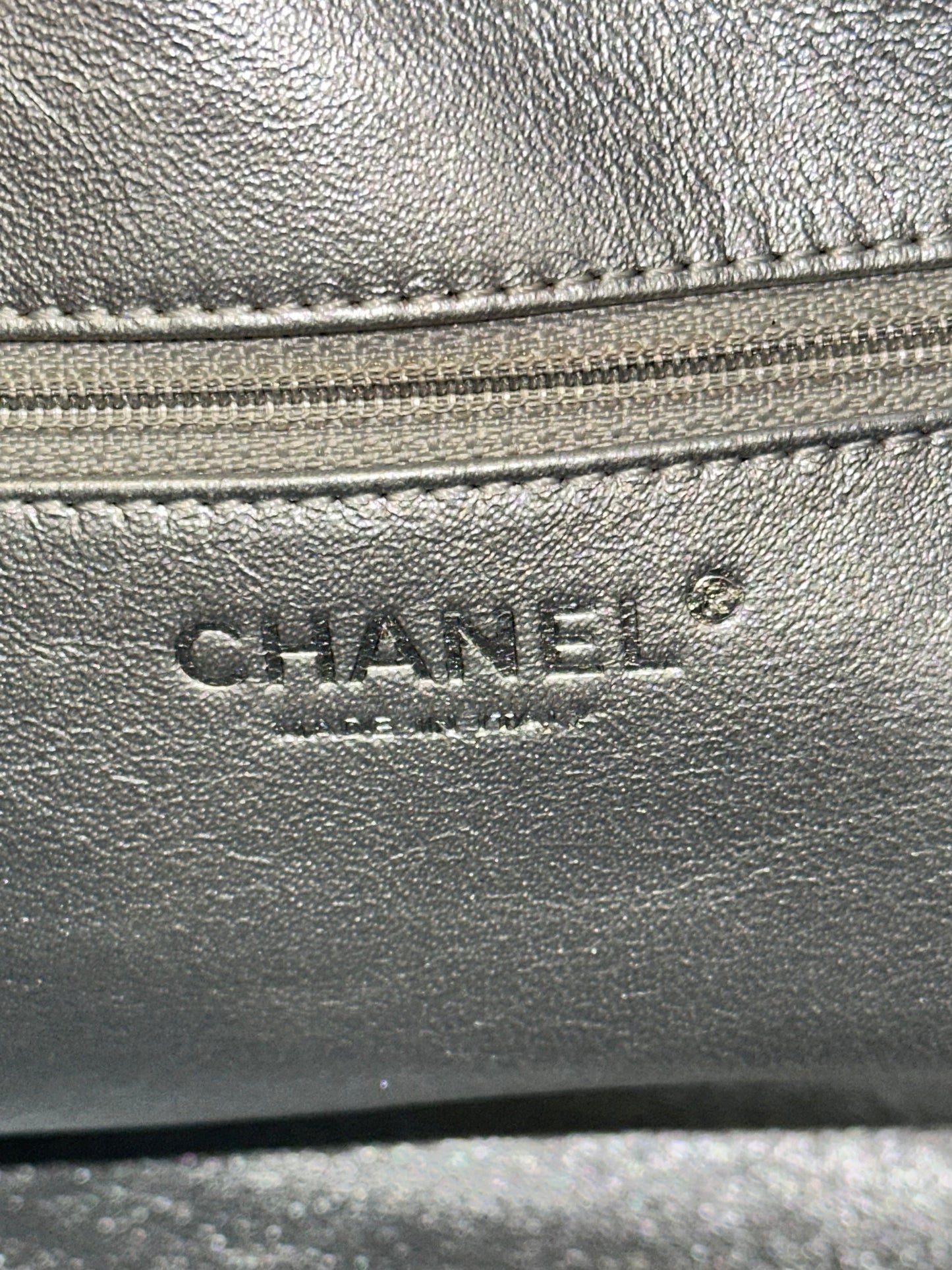 Sac Chanel Ligne Luxe Tote noir en cuir vernis – vue de face – Héritage du Luxe