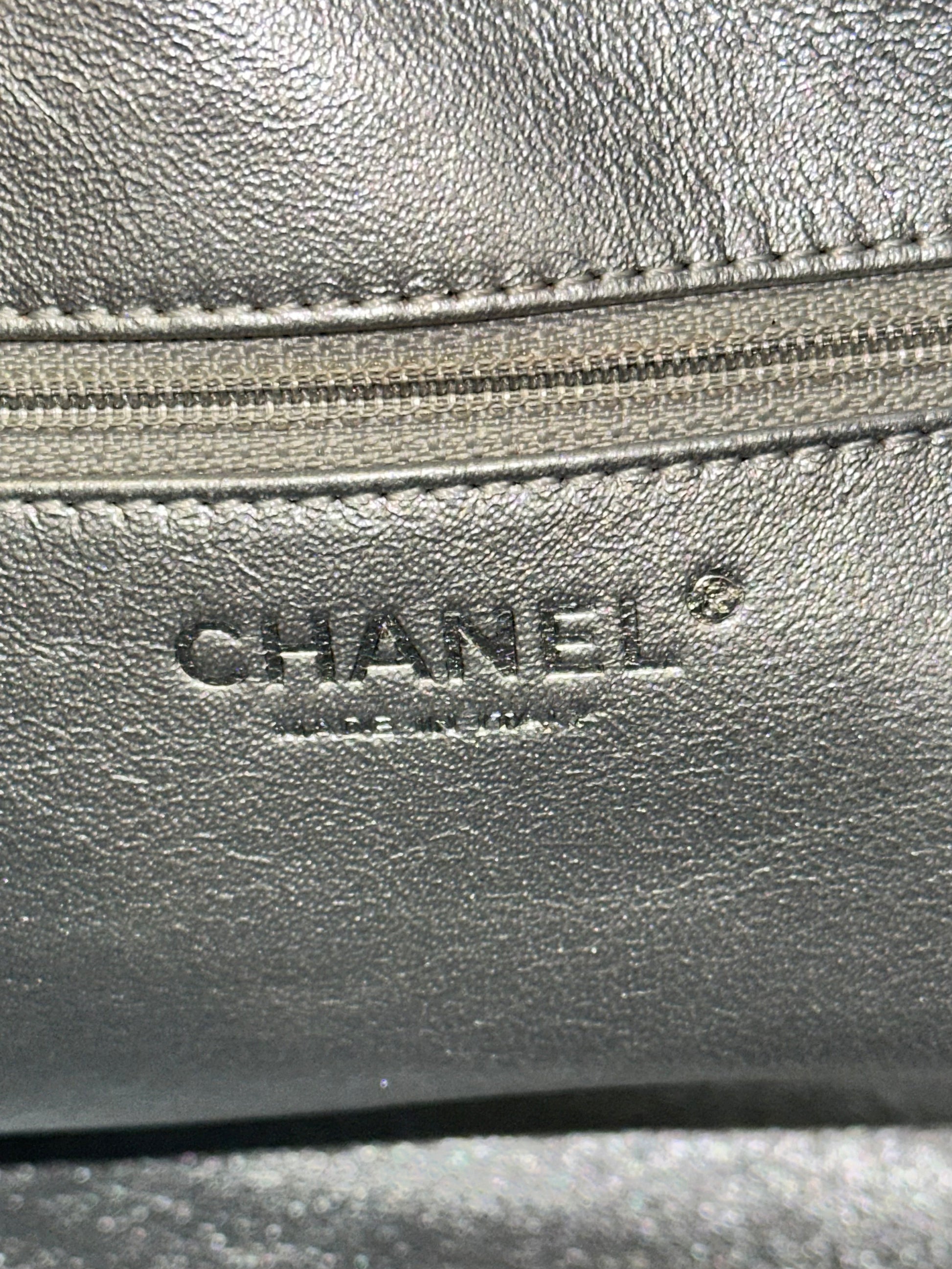 Sac Chanel Ligne Luxe Tote noir en cuir vernis – vue de face – Héritage du Luxe