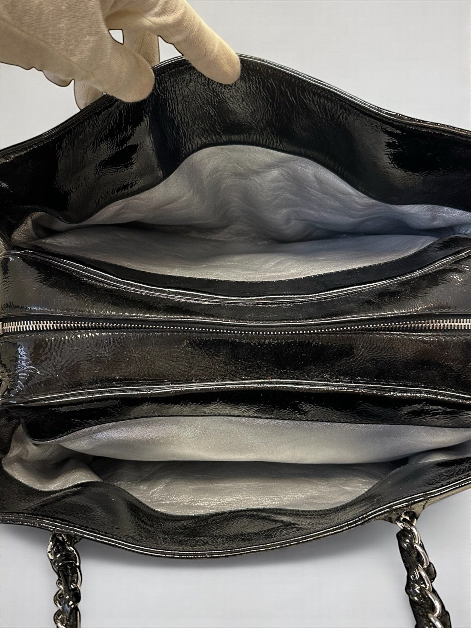 Sac Chanel Ligne Luxe Tote noir en cuir vernis – vue de face – Héritage du Luxe