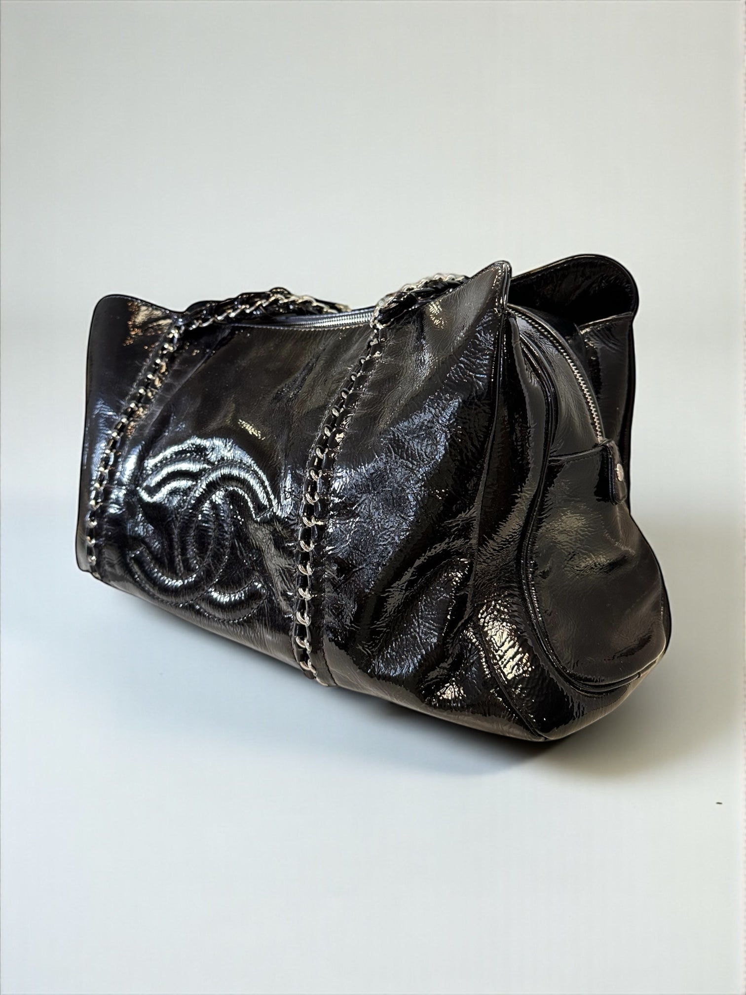 Sac Chanel Ligne Luxe Tote noir en cuir vernis – vue de face – Héritage du Luxe