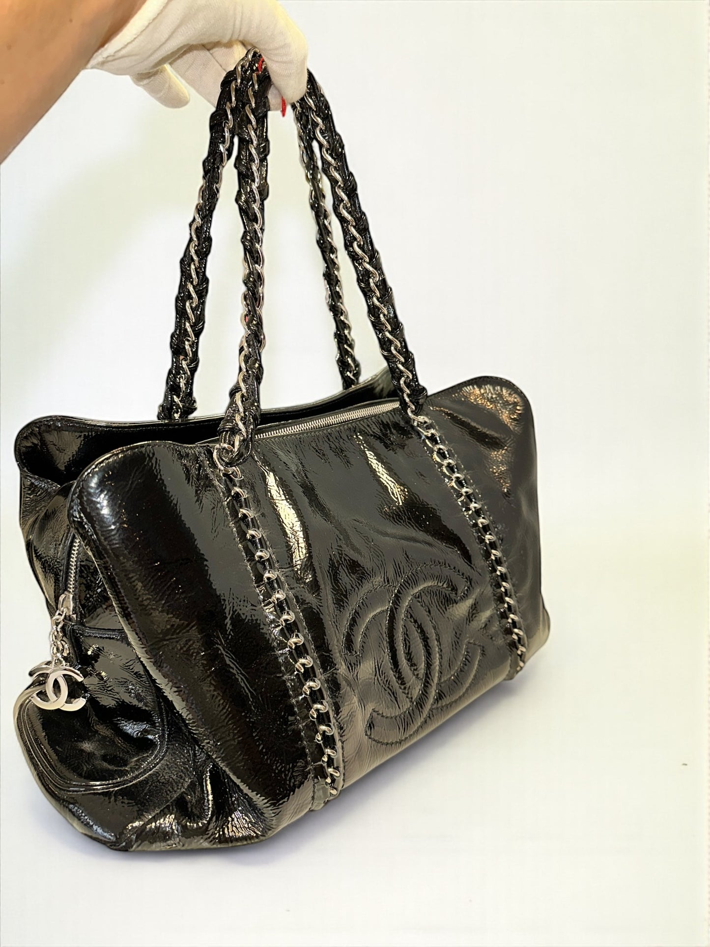 Sac Chanel Ligne Luxe Tote noir en cuir vernis – vue de face – Héritage du Luxe