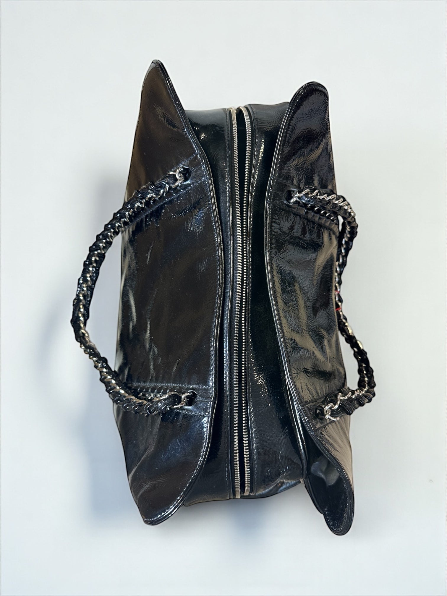 Sac Chanel Ligne Luxe Tote noir en cuir vernis – vue de face – Héritage du Luxe