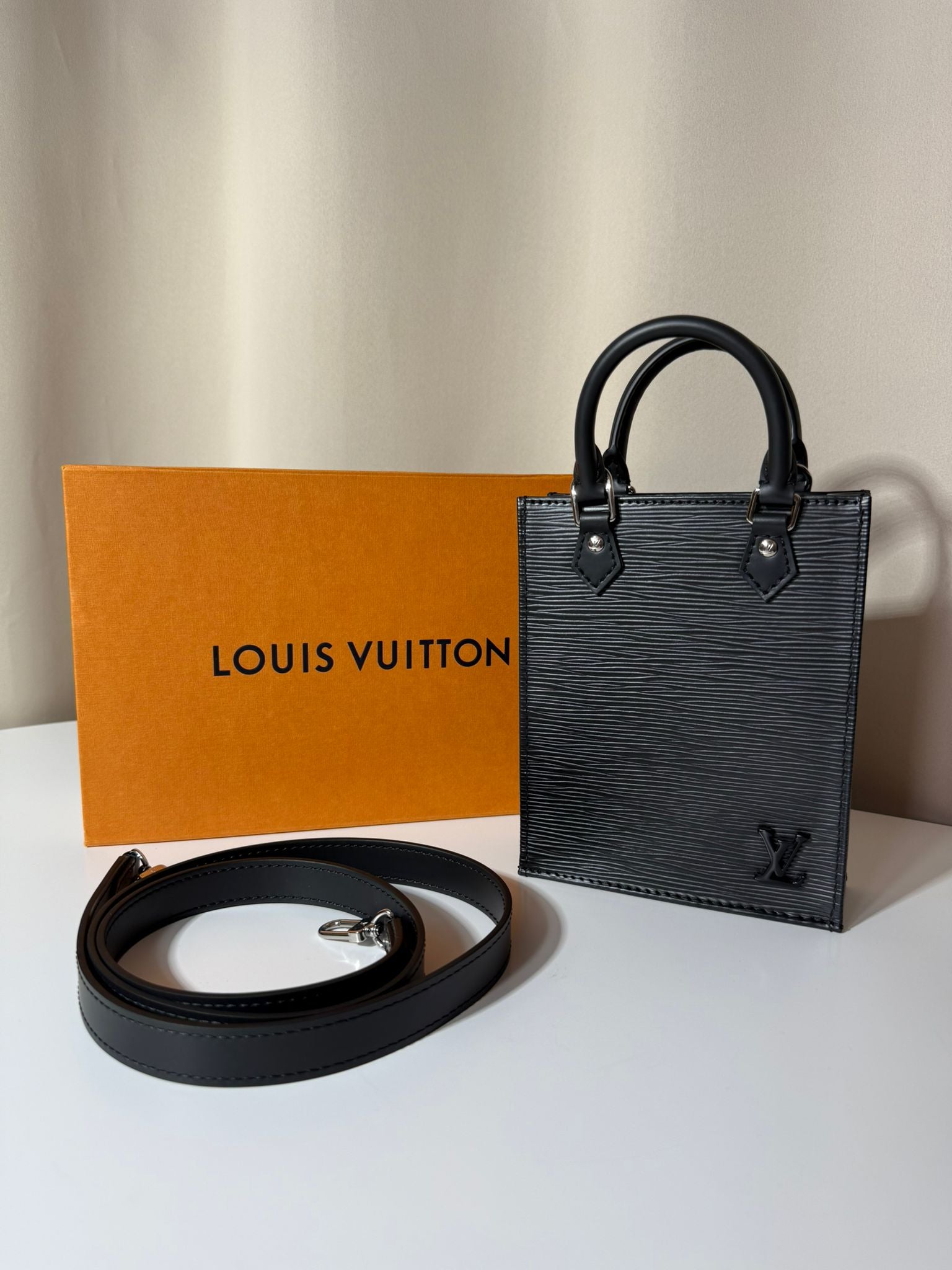 Petit sac plat Louis Vuitton en cuir Épi noir avec boîte