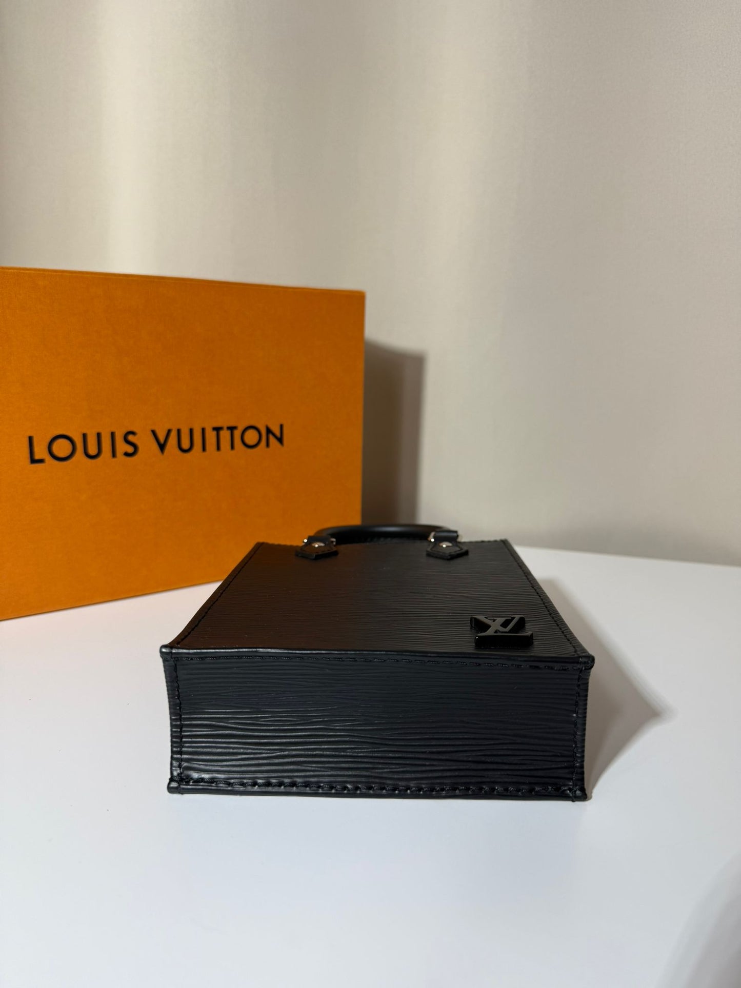 Petit Sac Plat Louis Vuitton – Cuir Épi Noir