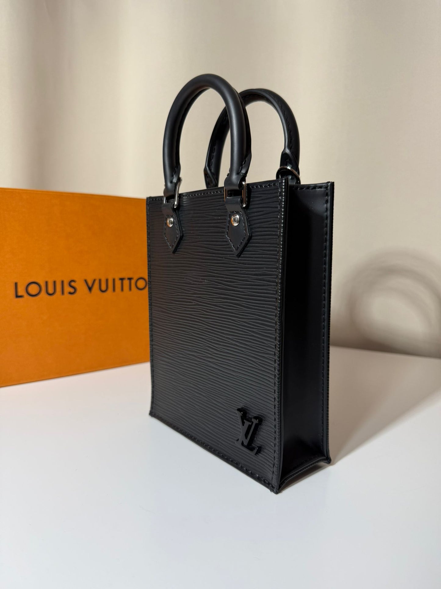 Petit Sac Plat Louis Vuitton – Cuir Épi Noir