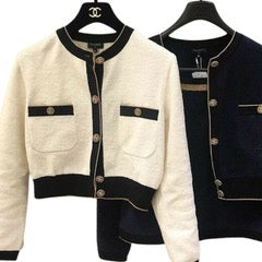 Vestes Chanel en laine blanche et noire avec boutons dorés